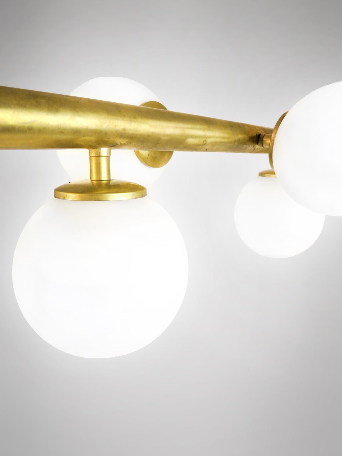 Lampada da soffitto per Stilnovo con vetro opalino che offre un'atmosfera meravigliosa.