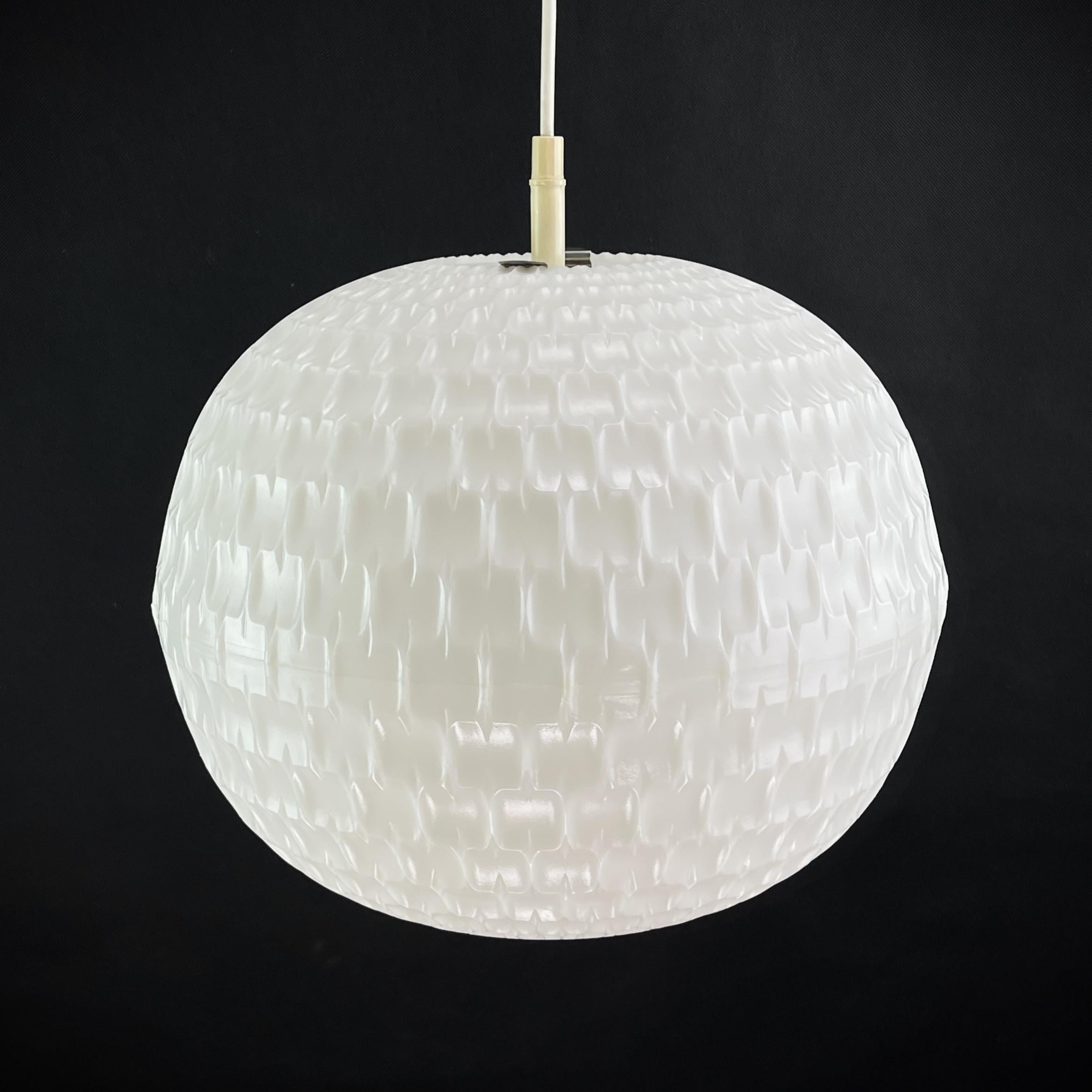 Ceiling lamp by Gangkofner, 1960s

The Great Lamp is a real design classic from the 1960s. The hanging lamp was designed by Aloys Ferdinand Gangkofner for Erco. This lamp with its extraordinary design is a highlight for any lounge interior of the