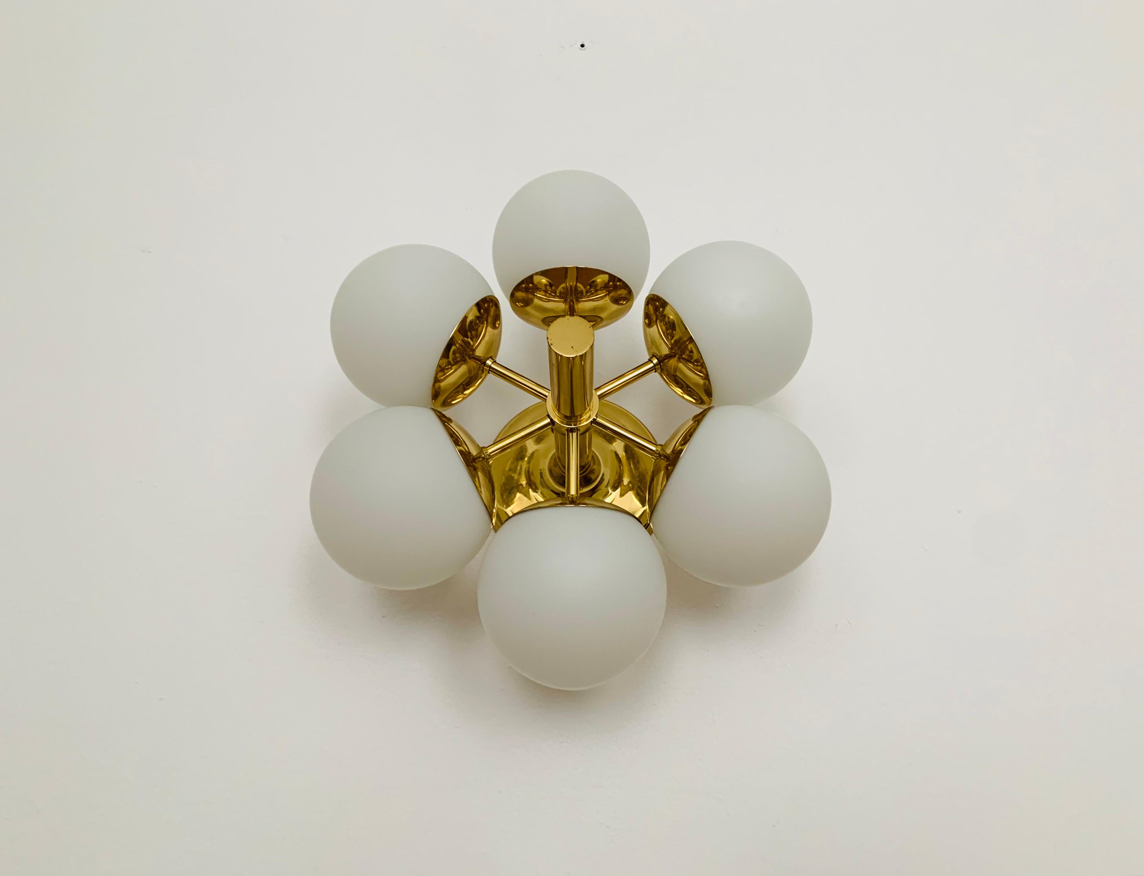 Merveilleux plafonnier Sputnik des années 1960.
Les abat-jour en verre opale diffusent une lumière agréable.
La lampe a une finition de très haute qualité.
Fantastique design contemporain.

Fabricant : Kaiser Leuchten/ Kaiser Idell

Condit :

Très