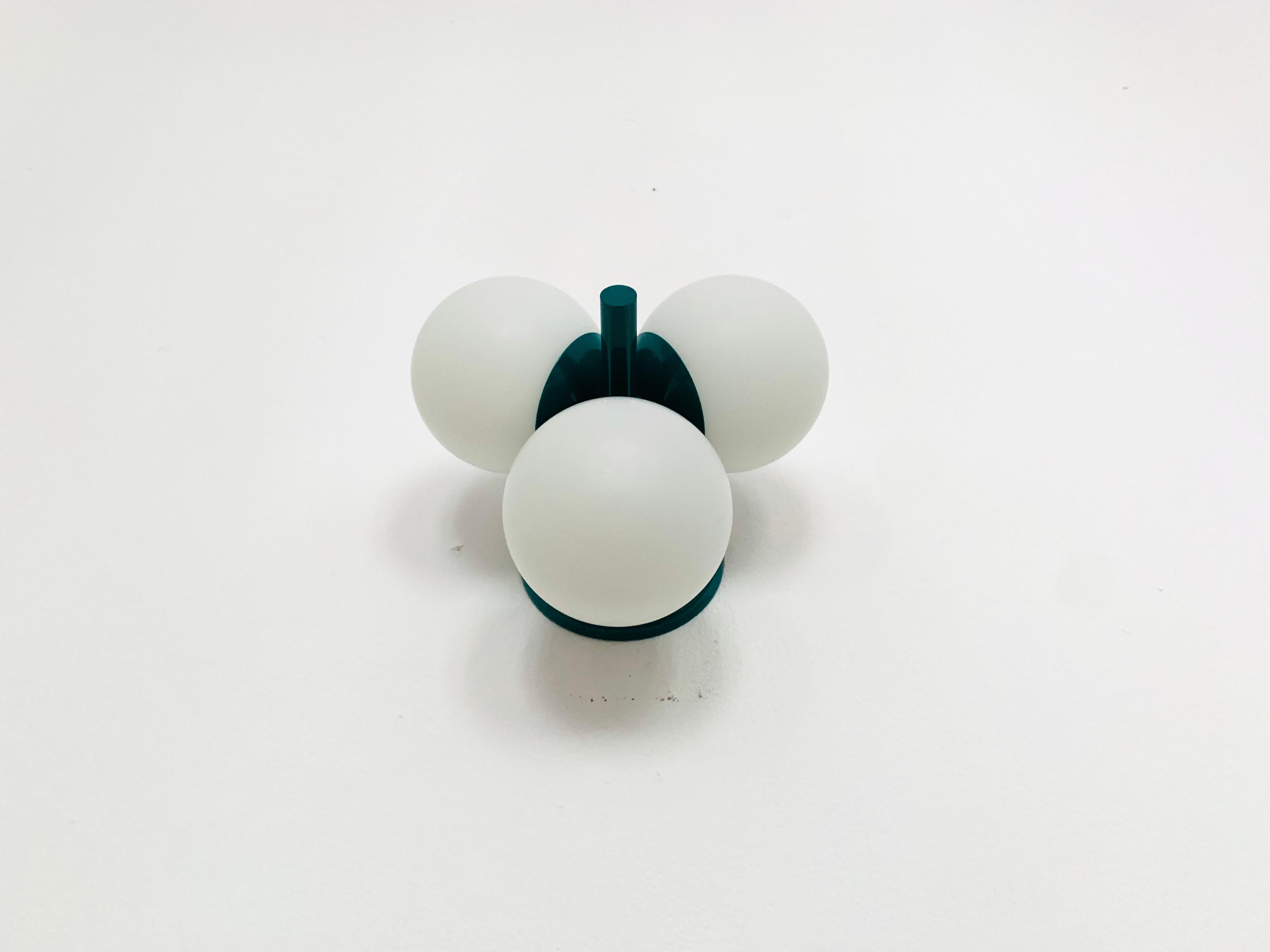 Beautiful Sputnik wall or ceiling lamp from the 1960s.
The 3 opal glass lampshades spread a pleasant light.
The lamp has a very high quality finish.
Very contemporary design with a fantastic noble appearance.

Manufacturer: Kaiser