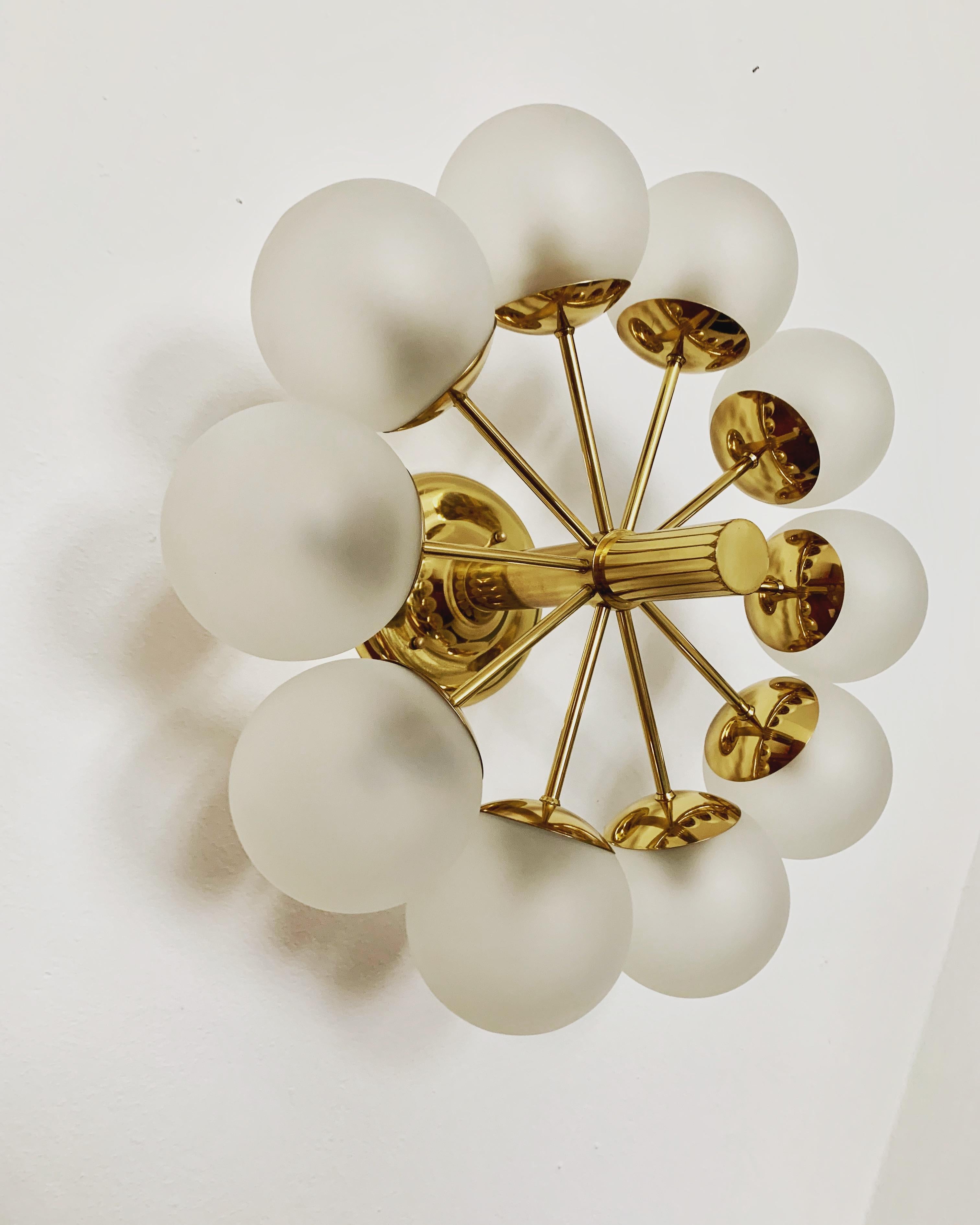 Lampadario tedesco Sputnik estremamente bello e grande degli anni '60.
I 10 paralumi incisi emettono una luce piacevole.
La lampada è di altissima qualità.
Un design molto contemporaneo con un aspetto incredibilmente elegante.

Produttore: Kaiser