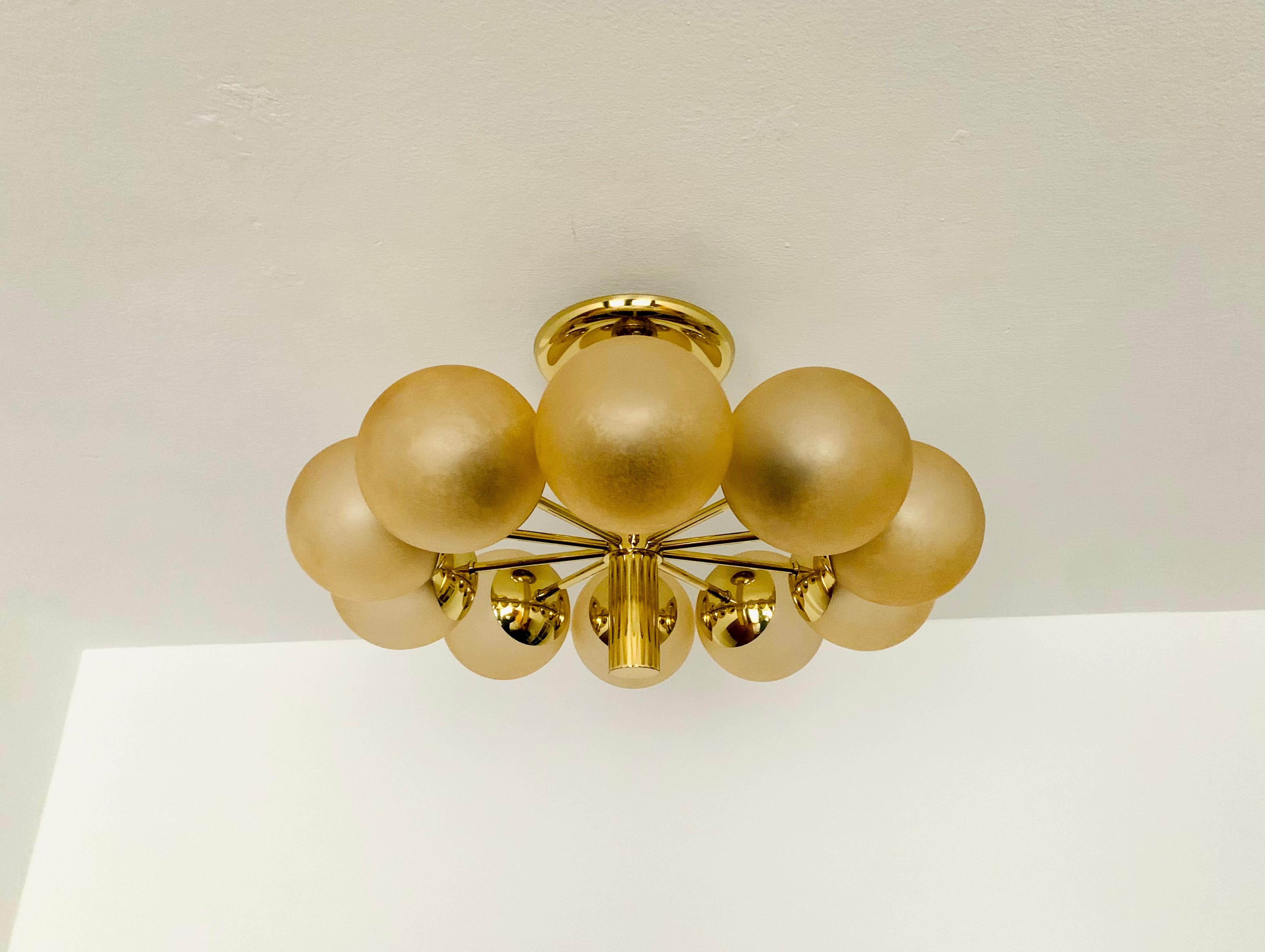 An exceptionally beautiful and large German Sputnik chandelier from the 1960s.
The 10 lampshades diffuse a pleasant light.
The lamp is very well-made.
A very contemporary design with a fantastic, elegant appearance.

Manufacturer: Kaiser