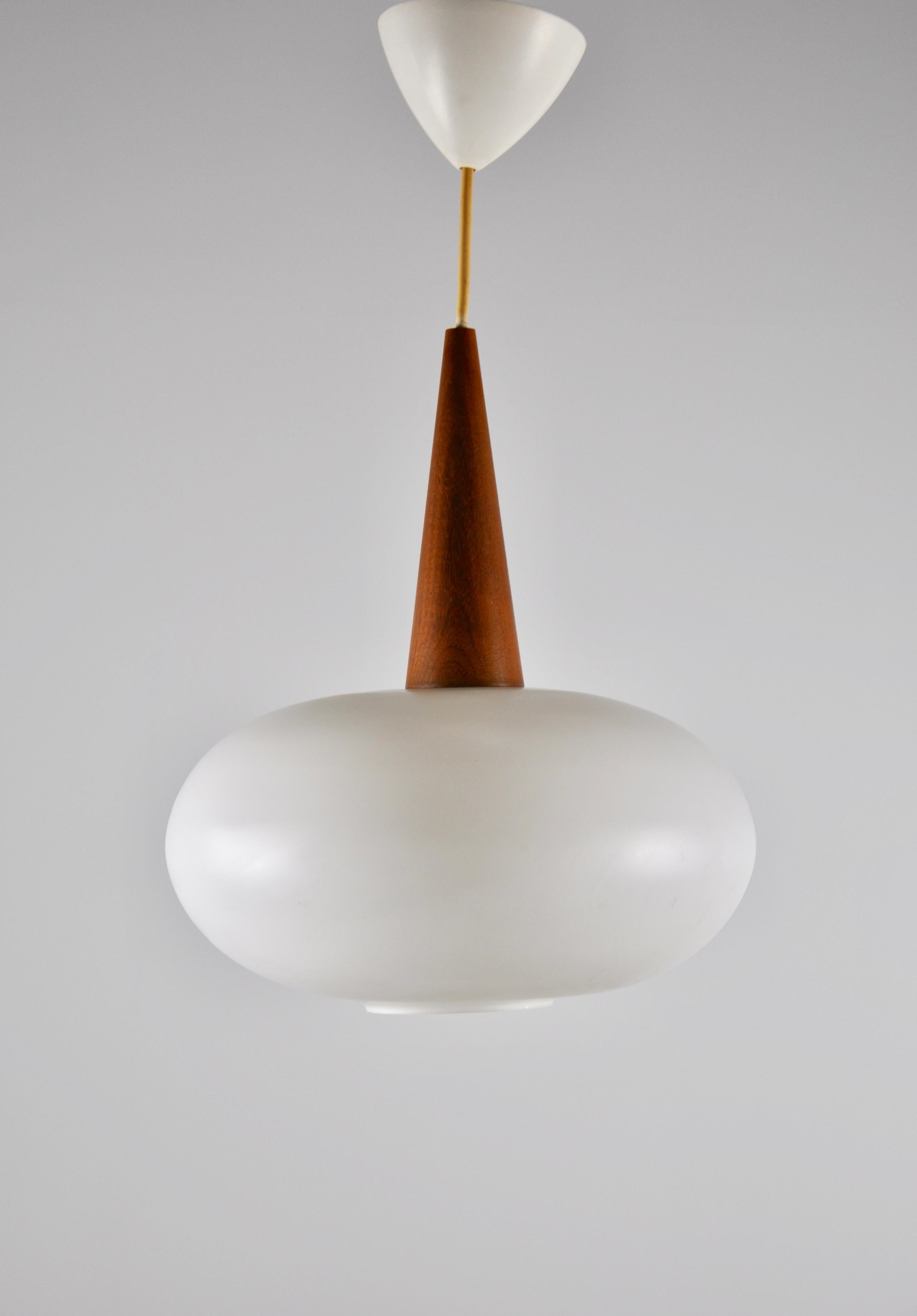 Wooden and opaline suspension of the Philips brand.