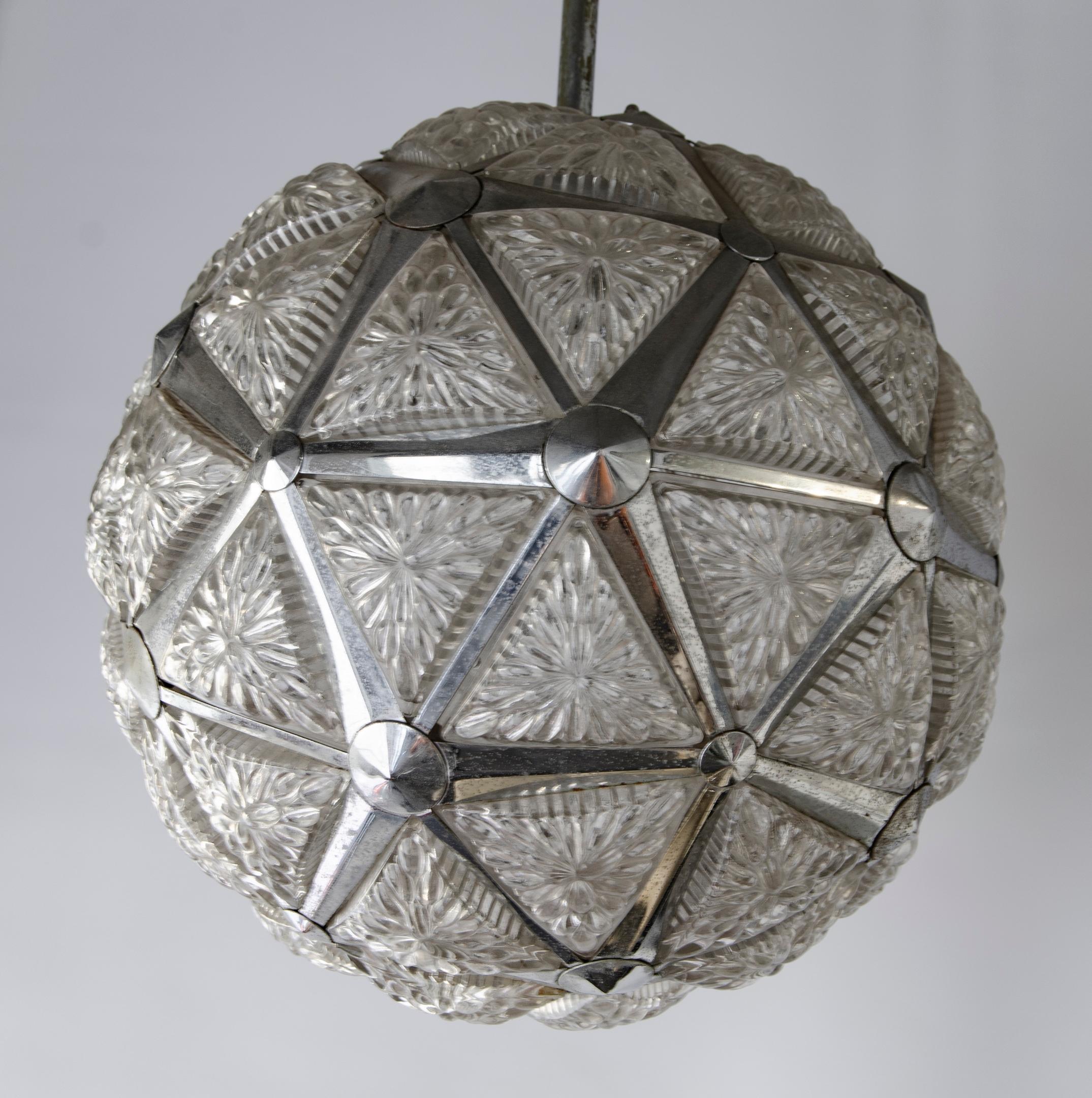 Lampe de plafond des années 60
Pendentif
Sphère en métal et verre
Bronze chromé laiton
Origine États-Unis Circa 1960
Parfait état
Usure naturelle du chrome.