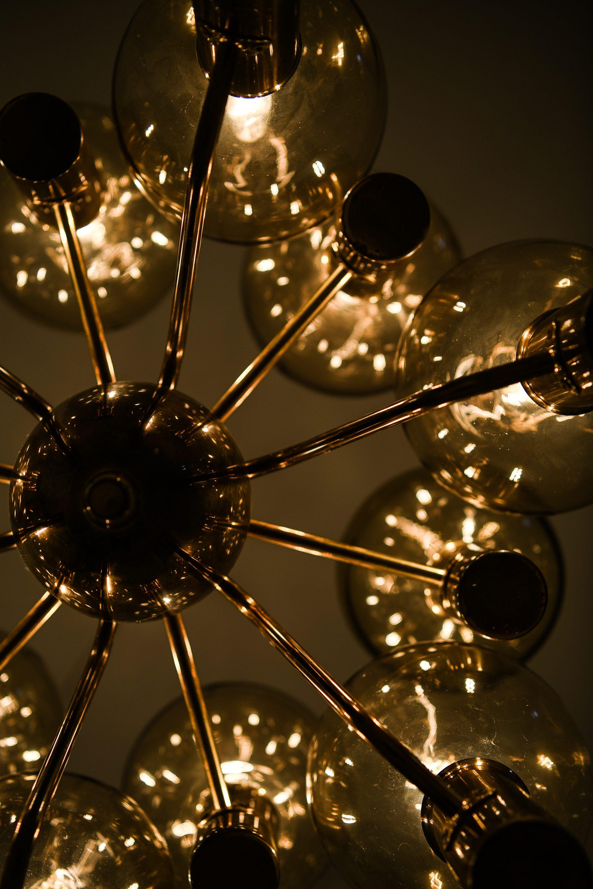 Lampada da soffitto in ottone e vetro di Hans-Agne Jakobsson, anni '60 in vendita 3