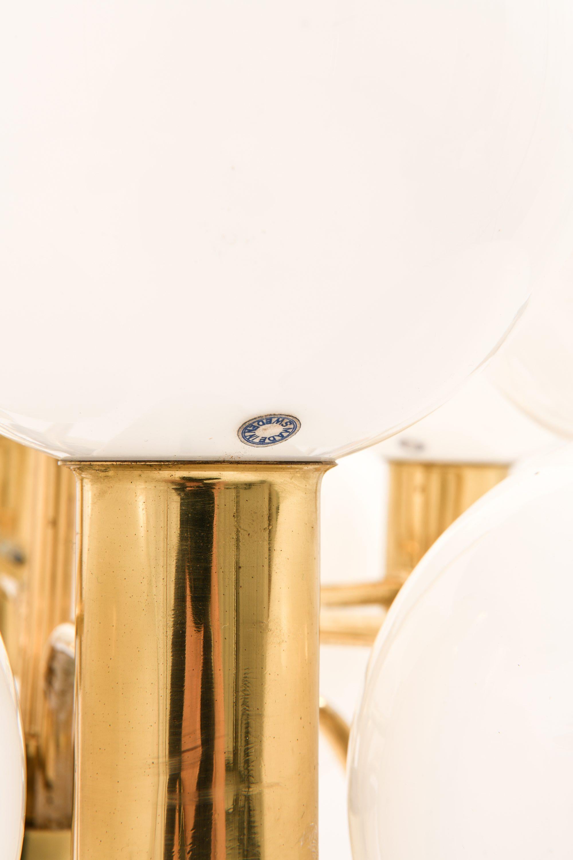 Scandinavo moderno Lampada da soffitto in ottone e vetro di Hans-Agne Jakobsson, anni '60 in vendita
