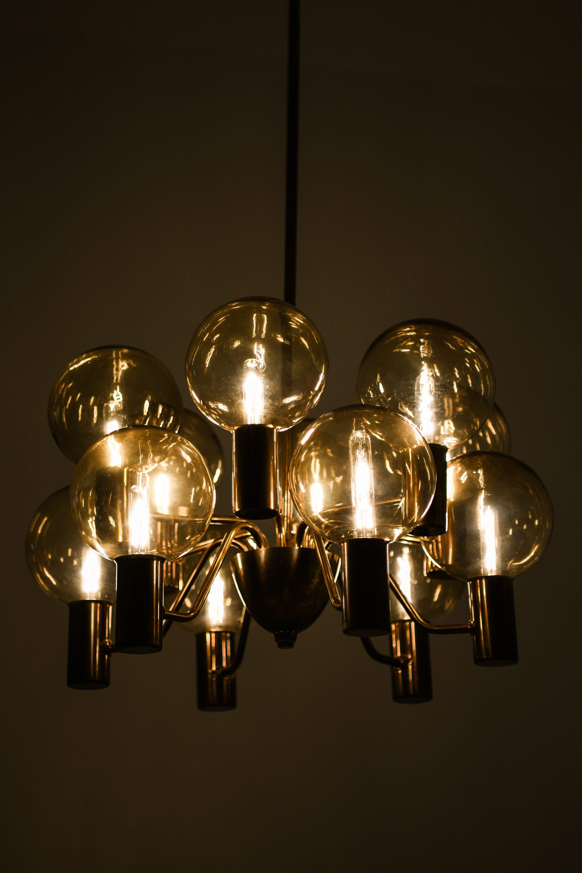 Scandinavo moderno Lampada da soffitto in ottone e vetro di Hans-Agne Jakobsson, anni '60 in vendita