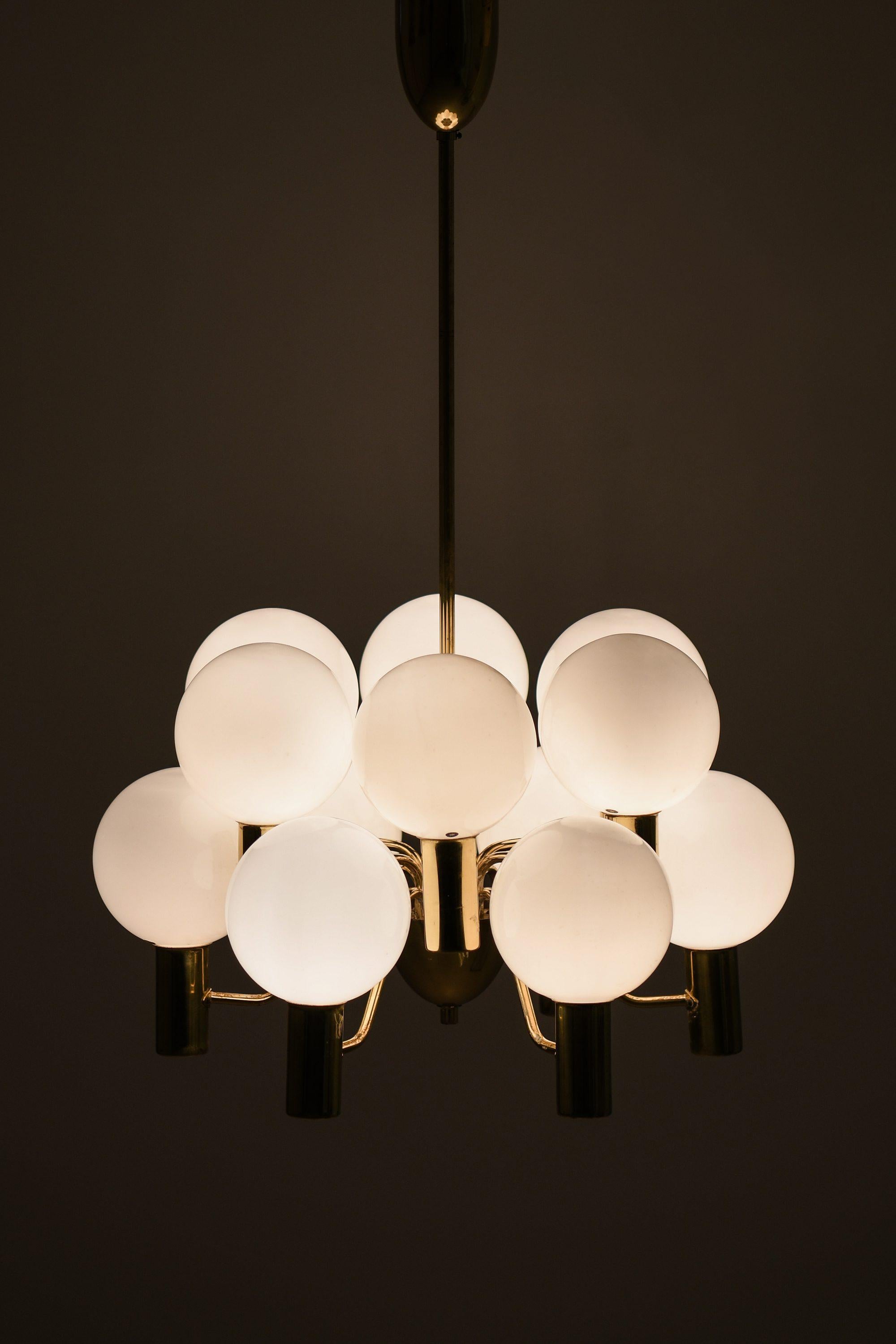 Lampada da soffitto in ottone e vetro di Hans-Agne Jakobsson, anni '60 In condizioni buone in vendita a Limhamn, Skåne län