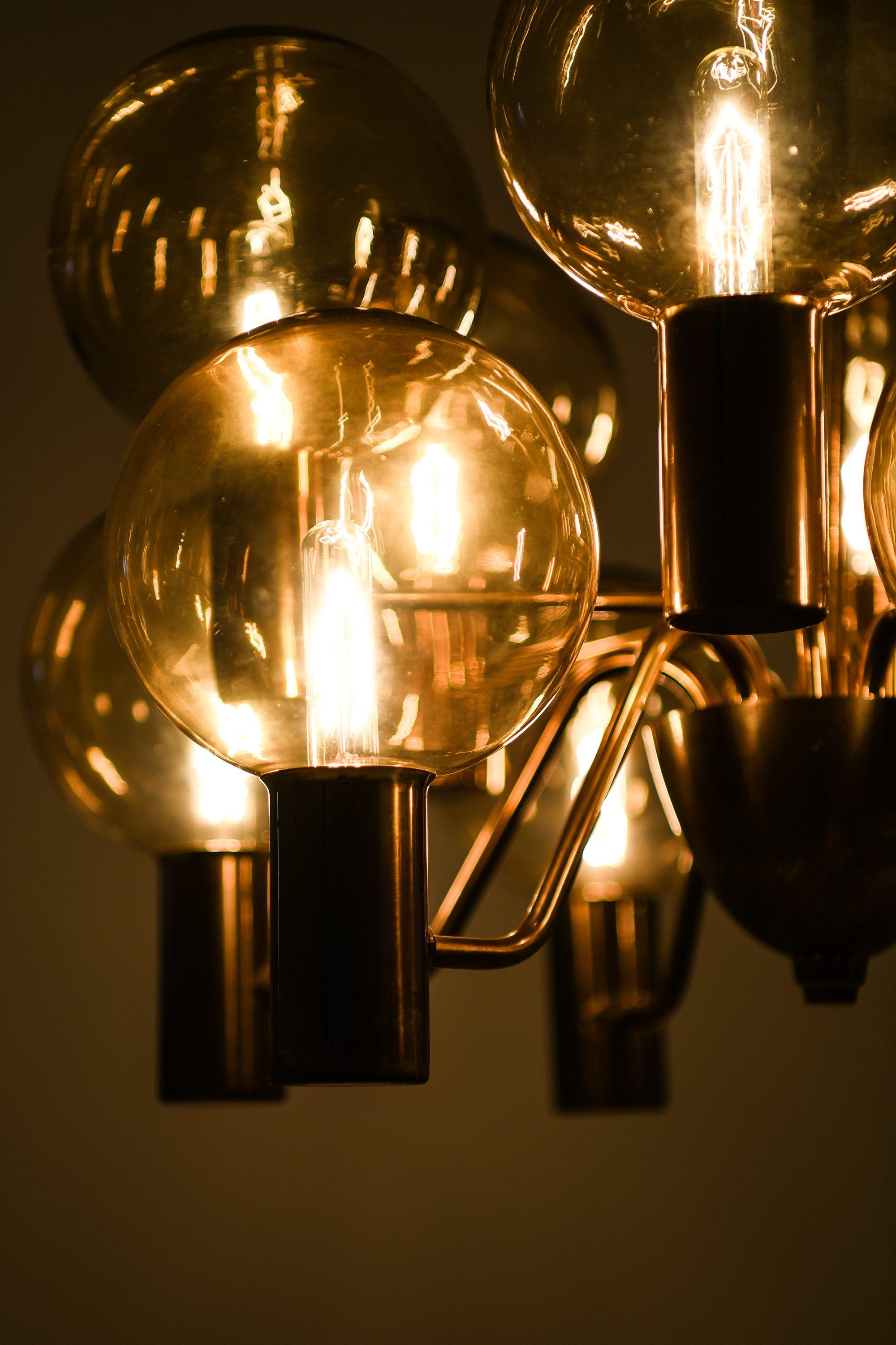 Lampada da soffitto in ottone e vetro di Hans-Agne Jakobsson, anni '60 in vendita 1