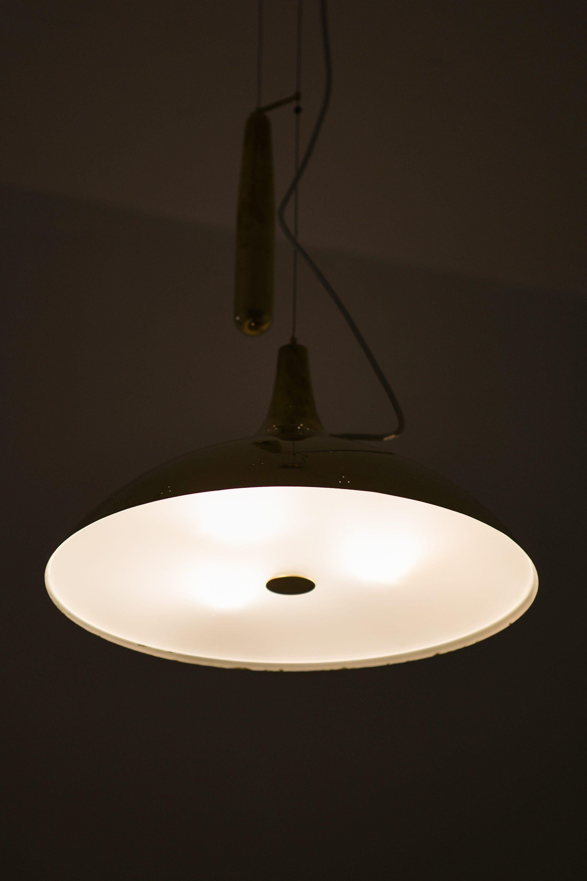 Lampada da soffitto in ottone e vetro di Paavo Tynell, anni '50 in vendita 4