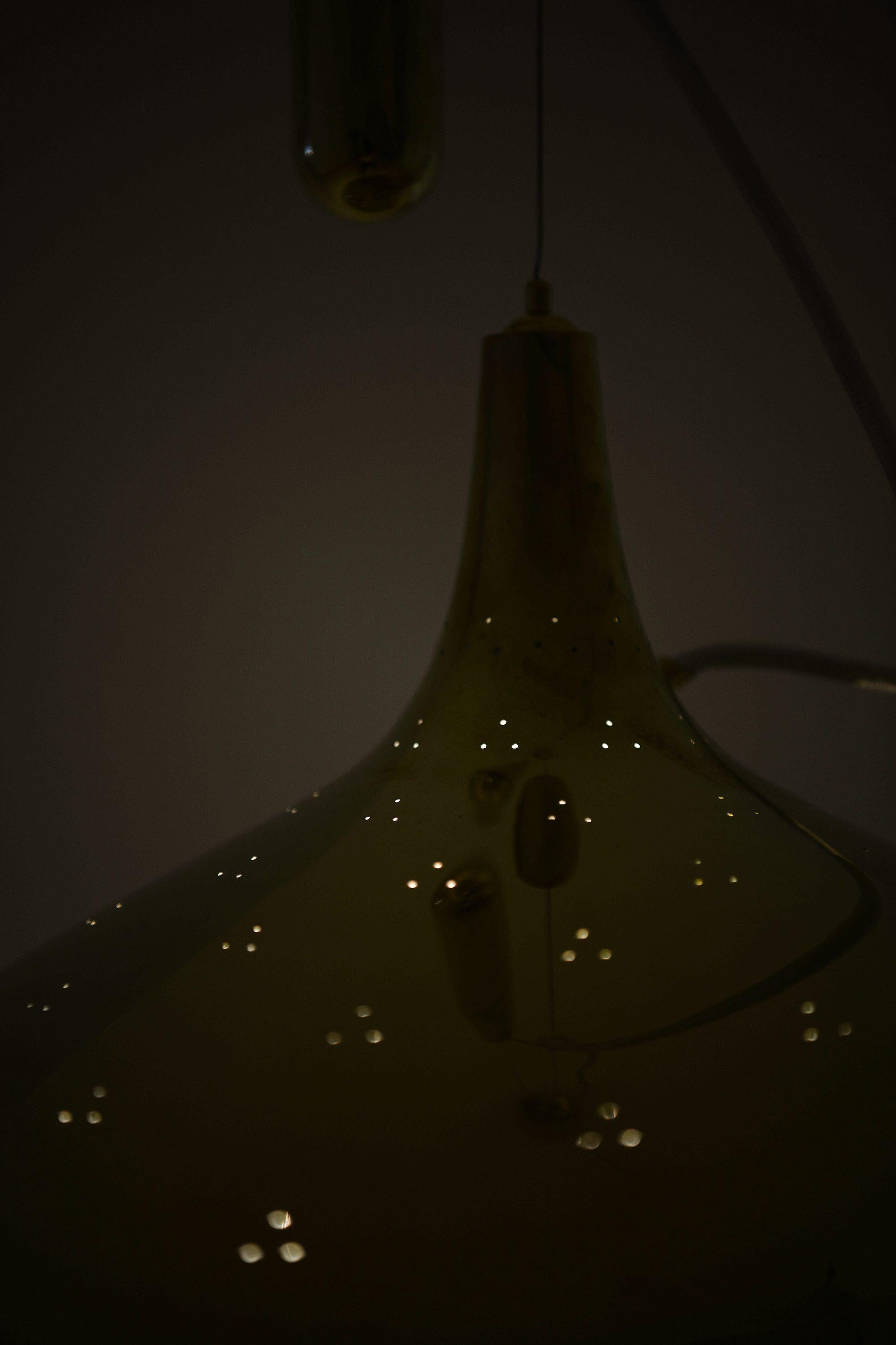 Lampada da soffitto in ottone e vetro di Paavo Tynell, anni '50 in vendita 6