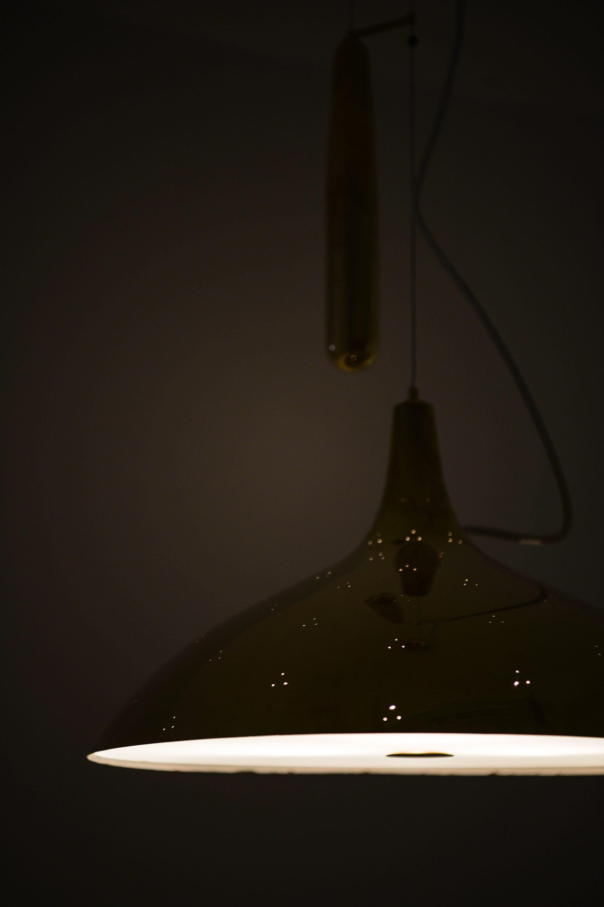 Lampada da soffitto in ottone e vetro di Paavo Tynell, anni '50 in vendita 7