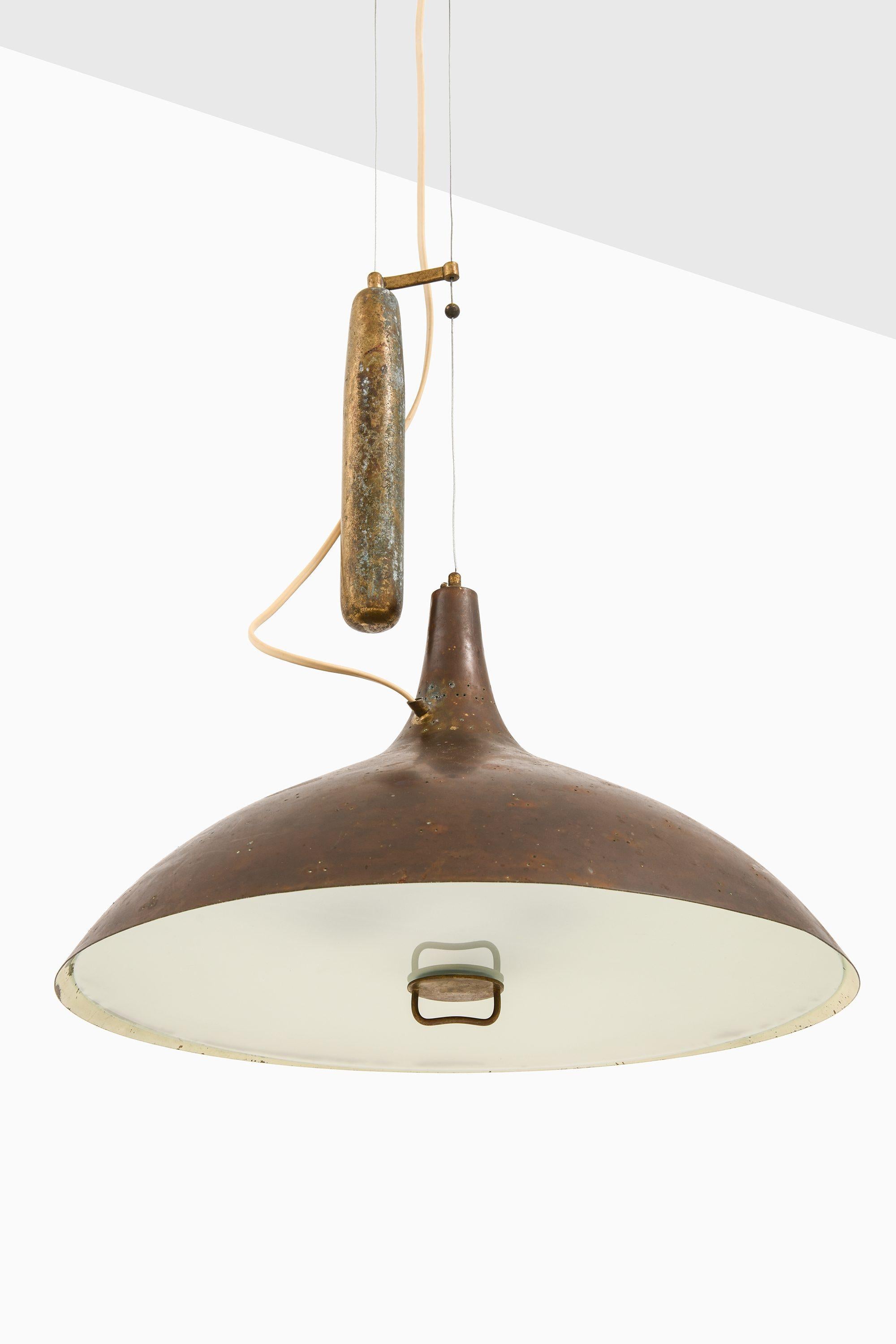 Lampada da soffitto in ottone e vetro di Paavo Tynell, anni '50

Informazioni aggiuntive:
Materiale: Ottone e vetro
Stile: Metà secolo, Scandinavo
Rara lampada da soffitto modello A1965
Prodotto da Taito Oy in Finlandia
Dimensioni (L. x P. x H.): 45