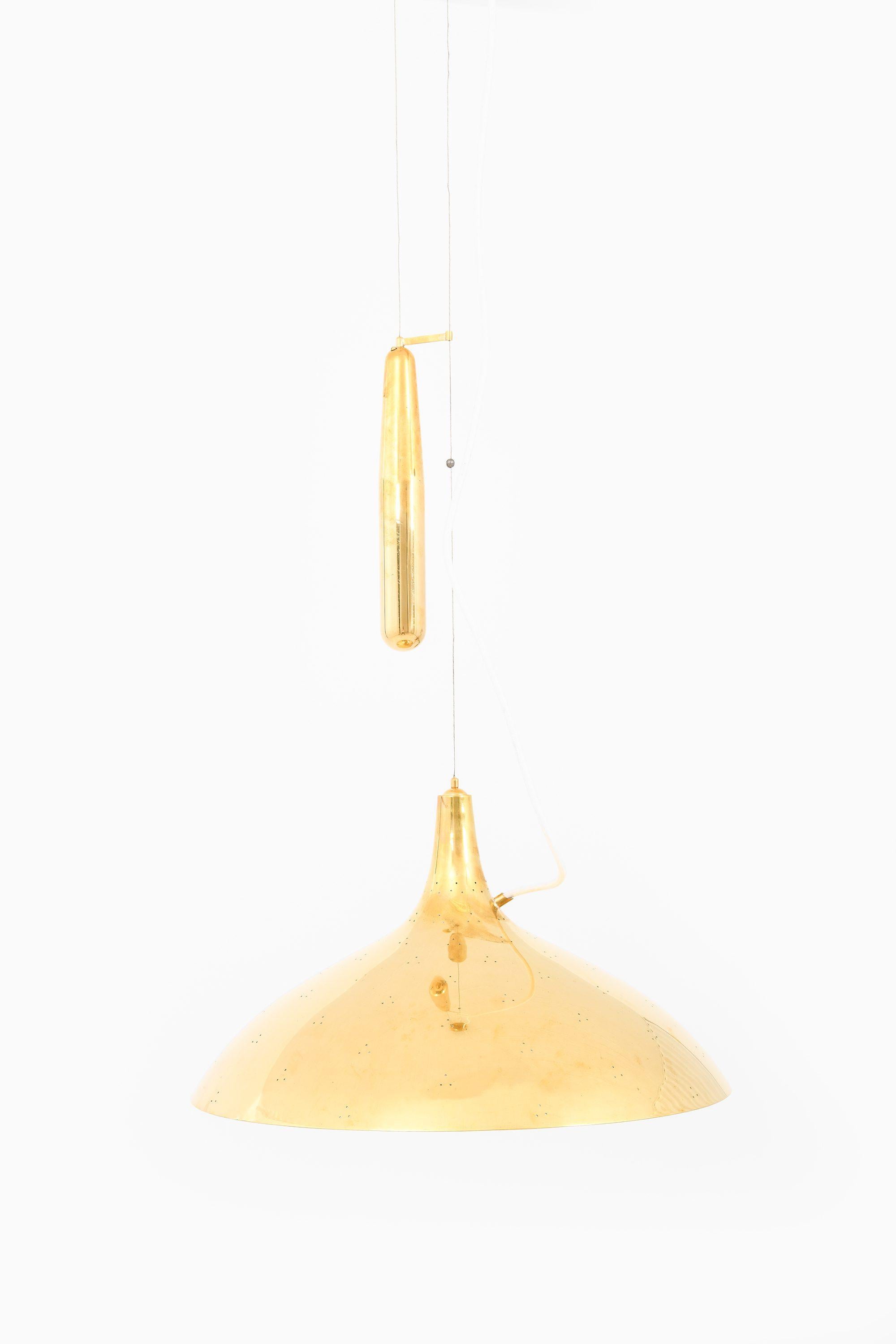 Lampada da soffitto in ottone e vetro di Paavo Tynell, anni '50

Informazioni aggiuntive:
Materiale: Ottone e vetro
Stile: Metà secolo, Scandinavo
Rara lampada da soffitto modello A1965
Prodotto da Idman in Finlandia
Dimensioni (L. x P. x H.): 45 x