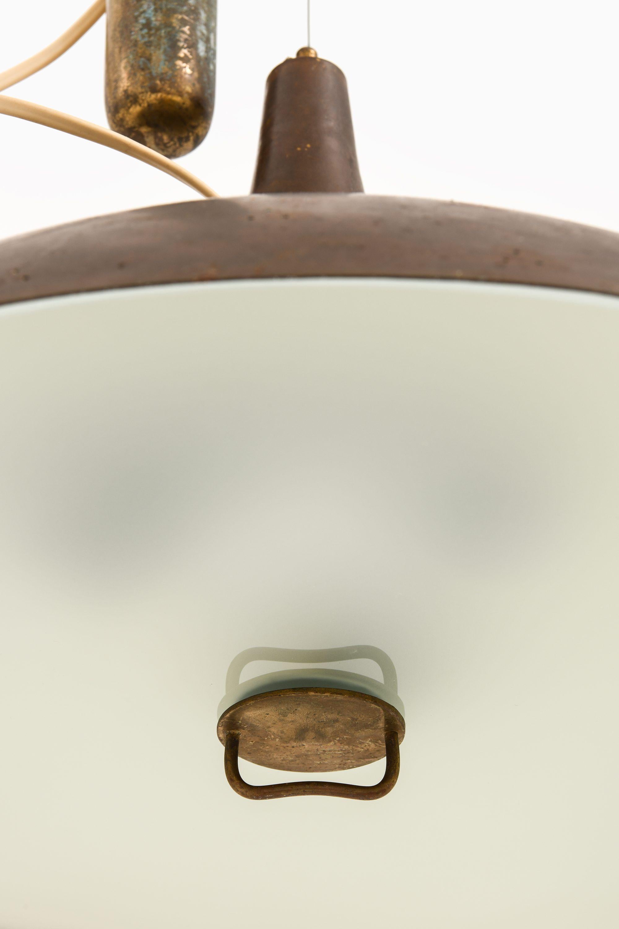 Scandinavo moderno Lampada da soffitto in ottone e vetro di Paavo Tynell, anni '50 in vendita
