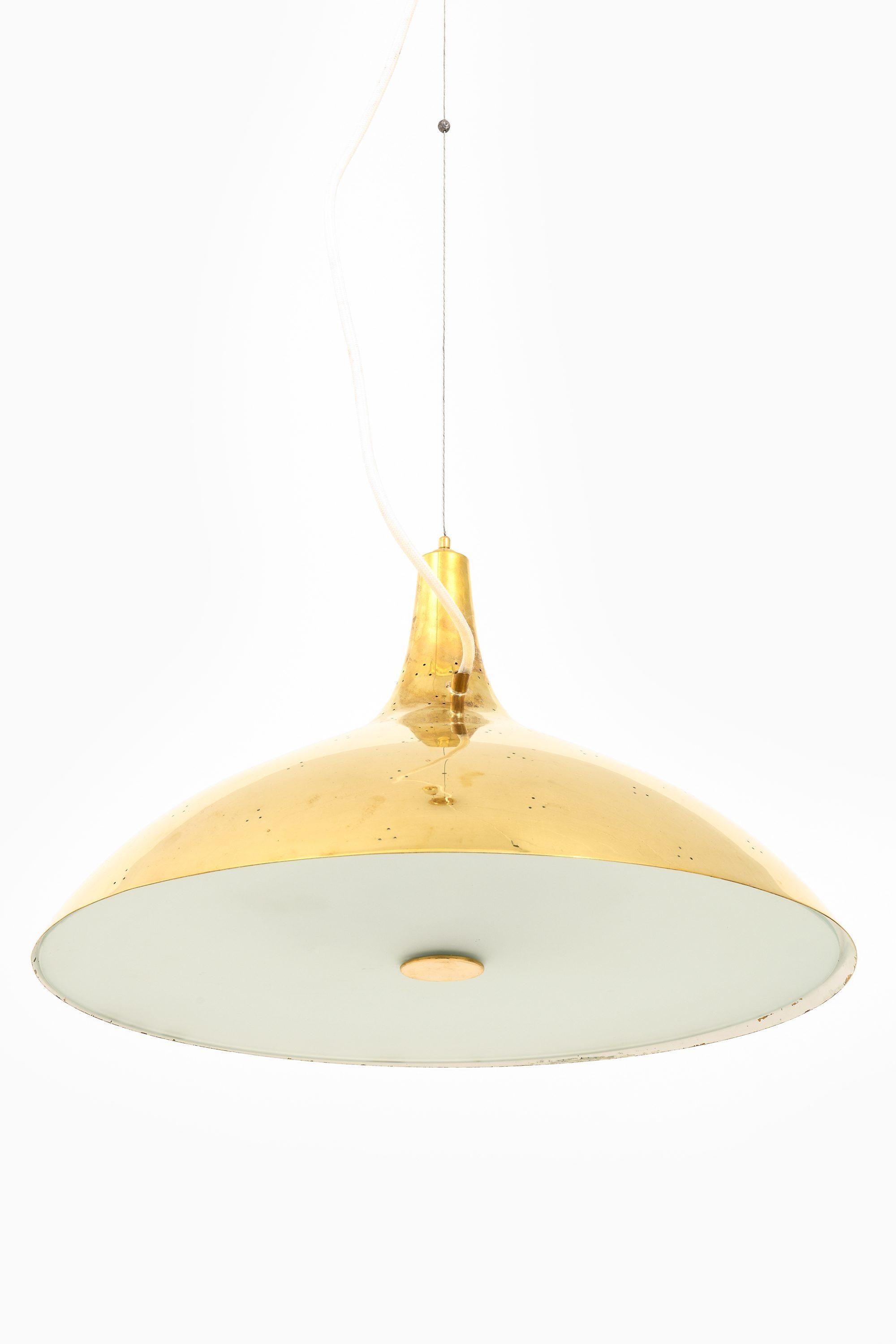 Scandinavo moderno Lampada da soffitto in ottone e vetro di Paavo Tynell, anni '50 in vendita