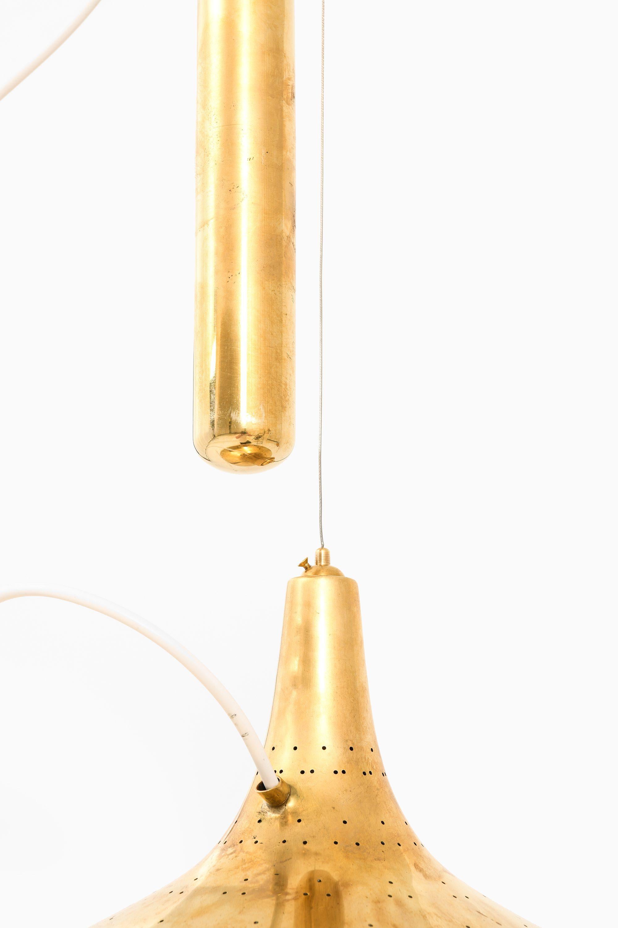 Lámpara de techo de latón y cristal de Paavo Tynell, años 50 Escandinavo moderno en venta