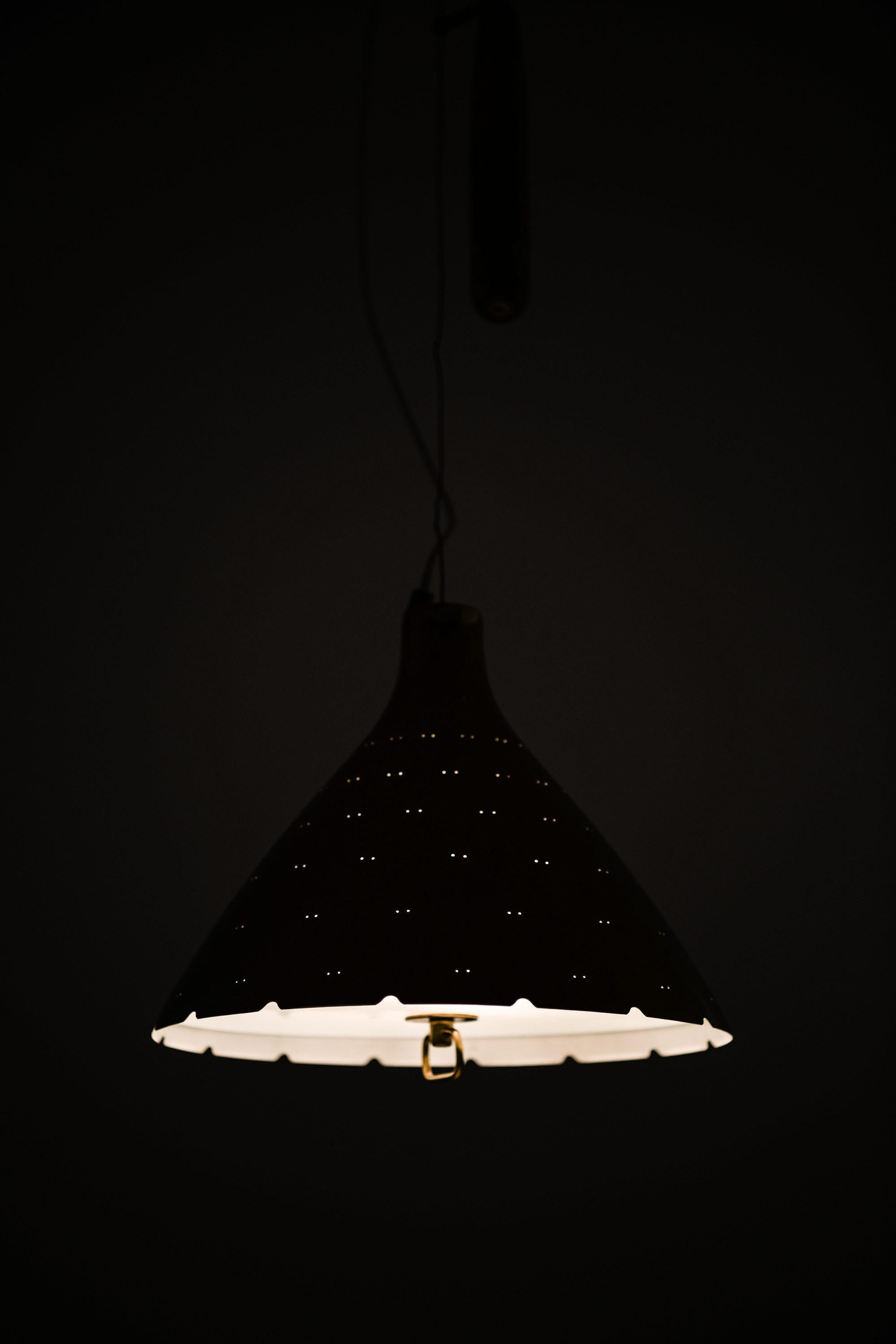 Finlandese Lampada da soffitto in ottone e vetro di Paavo Tynell, anni '50 in vendita