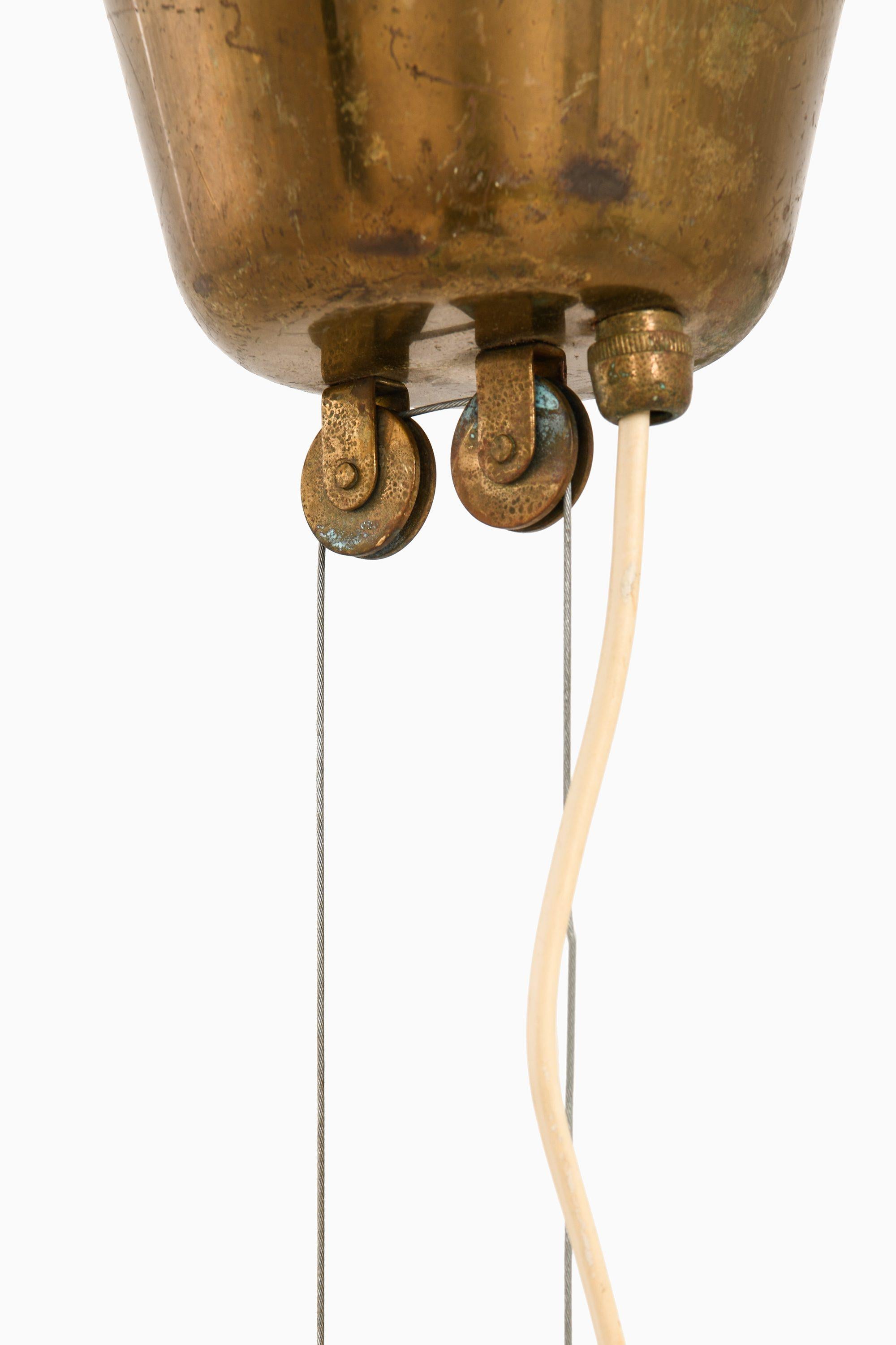 Finlandese Lampada da soffitto in ottone e vetro di Paavo Tynell, anni '50 in vendita