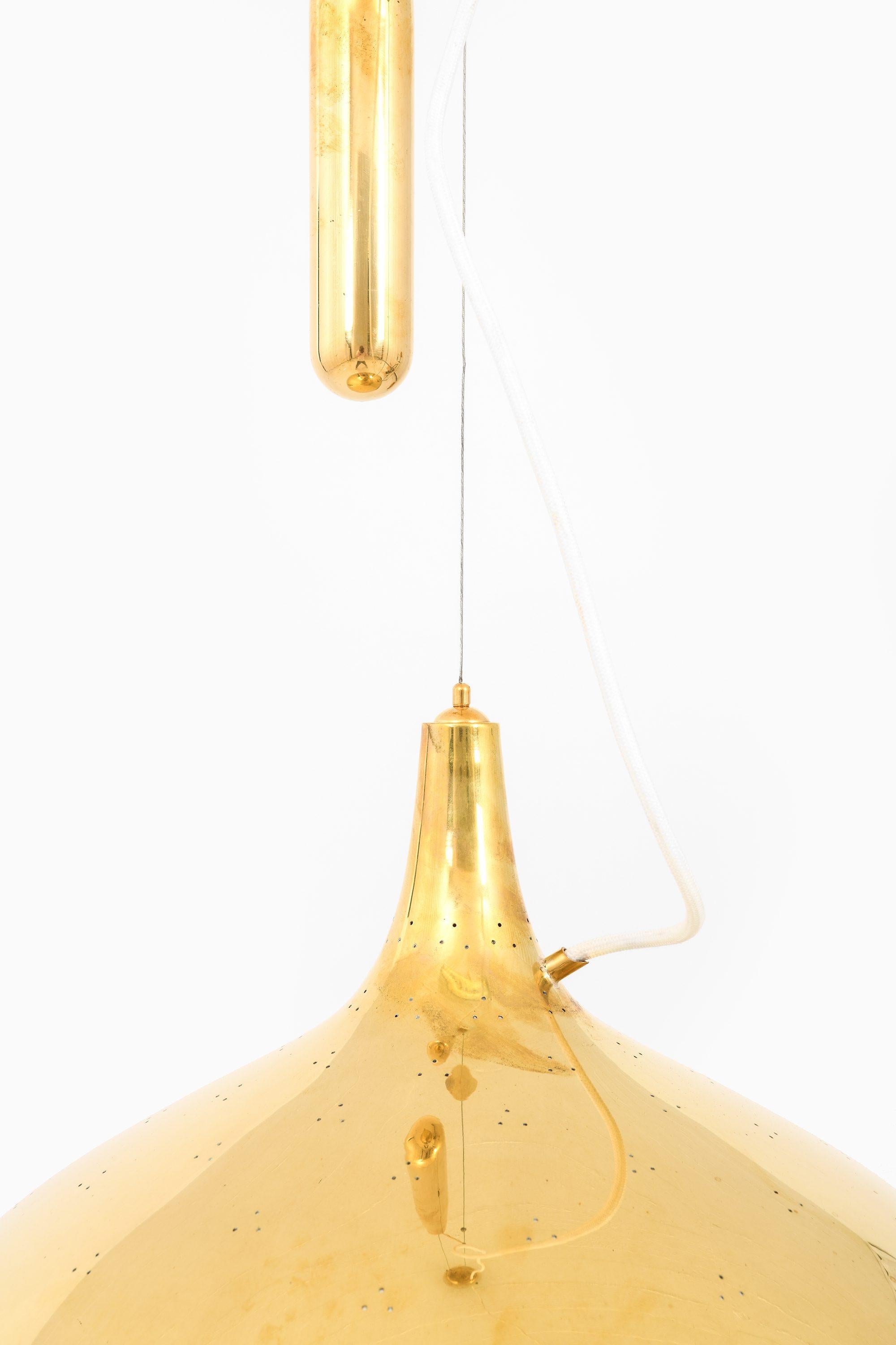 Finlandese Lampada da soffitto in ottone e vetro di Paavo Tynell, anni '50 in vendita