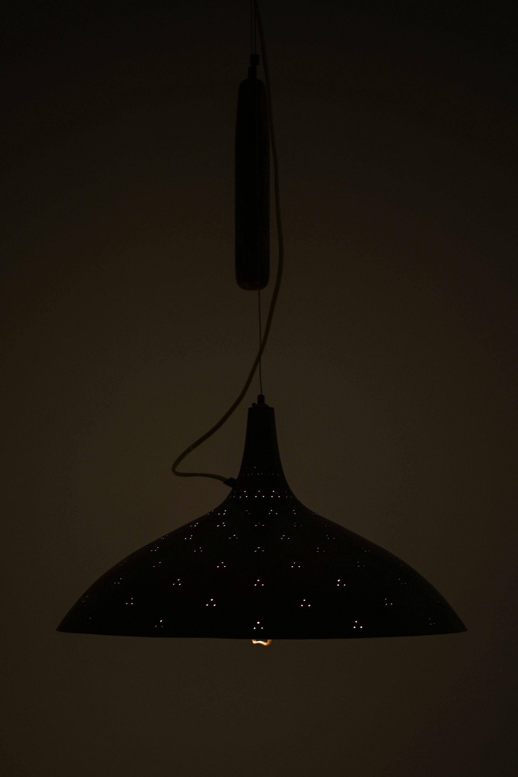 Lampada da soffitto in ottone e vetro di Paavo Tynell, anni '50 In condizioni buone in vendita a Limhamn, Skåne län