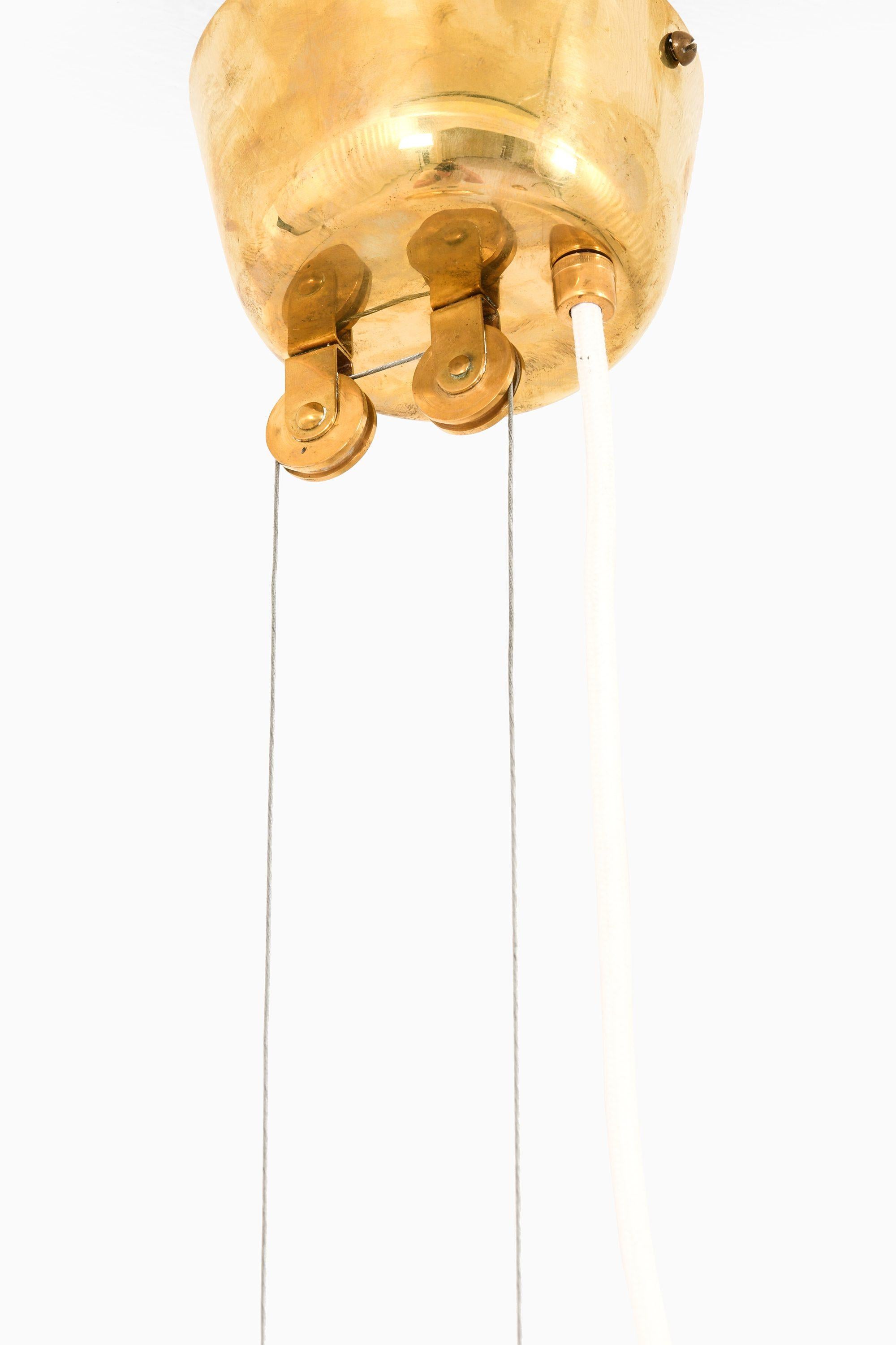 Lampada da soffitto in ottone e vetro di Paavo Tynell, anni '50 In condizioni buone in vendita a Limhamn, Skåne län