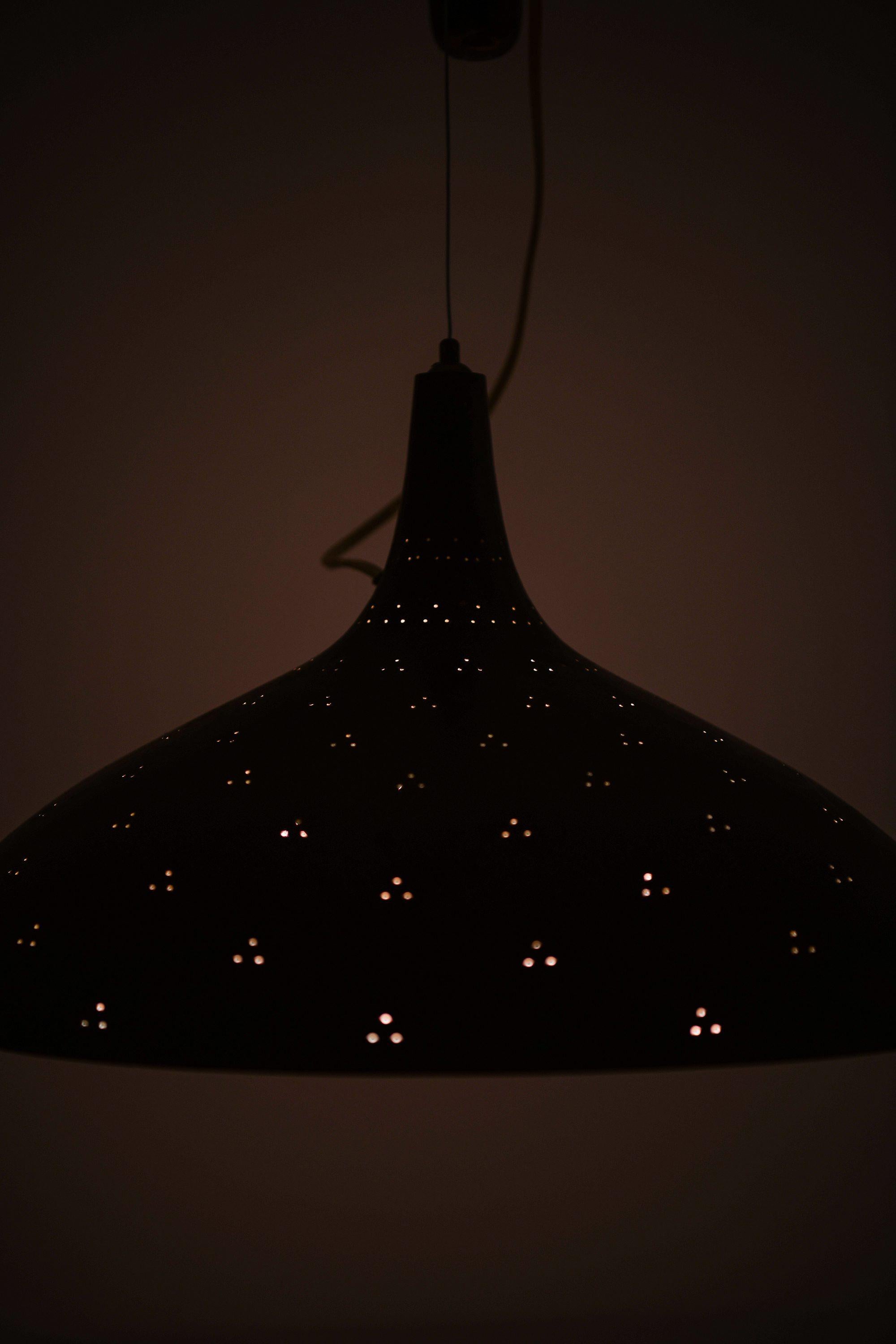 XX secolo Lampada da soffitto in ottone e vetro di Paavo Tynell, anni '50 in vendita
