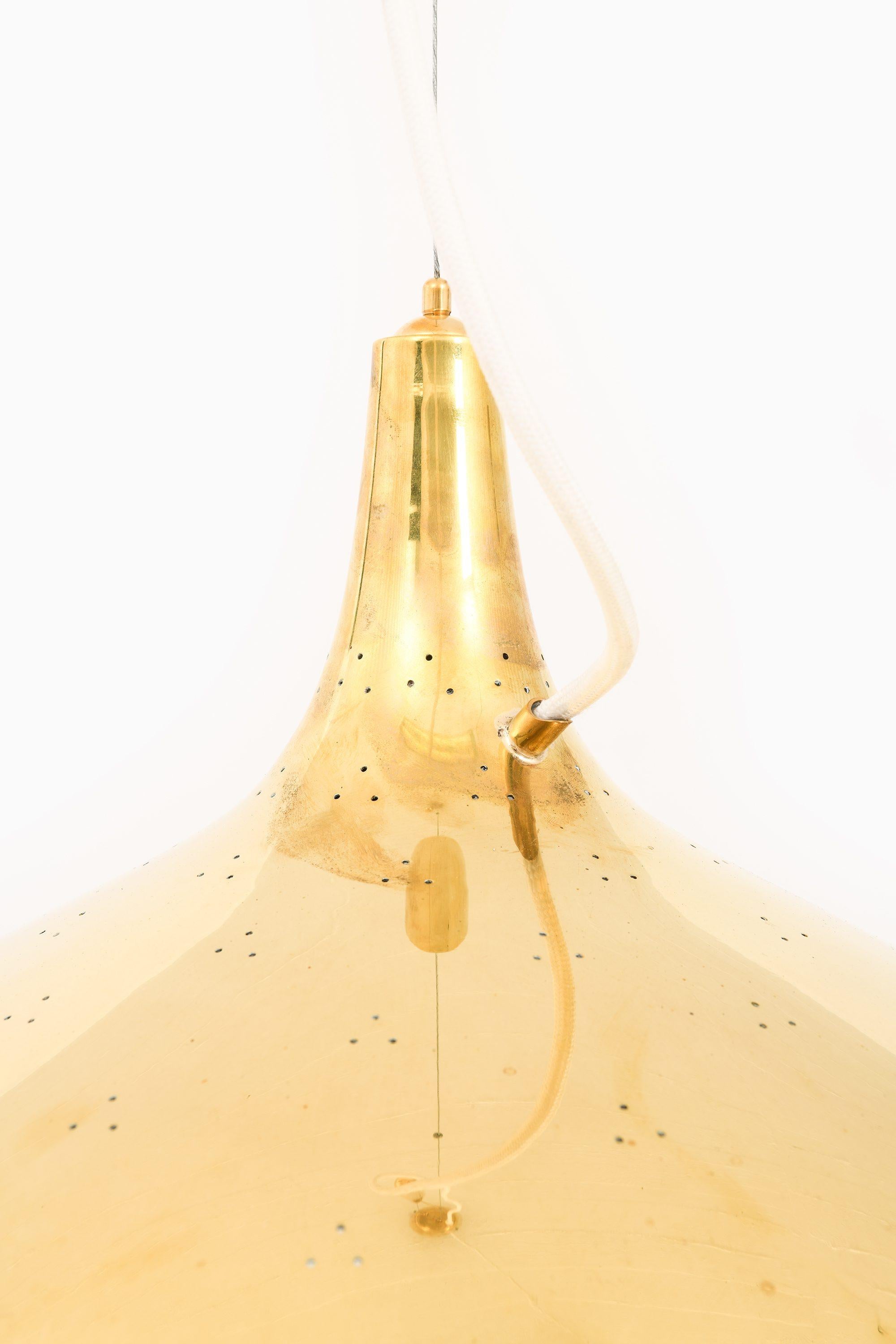 XX secolo Lampada da soffitto in ottone e vetro di Paavo Tynell, anni '50 in vendita