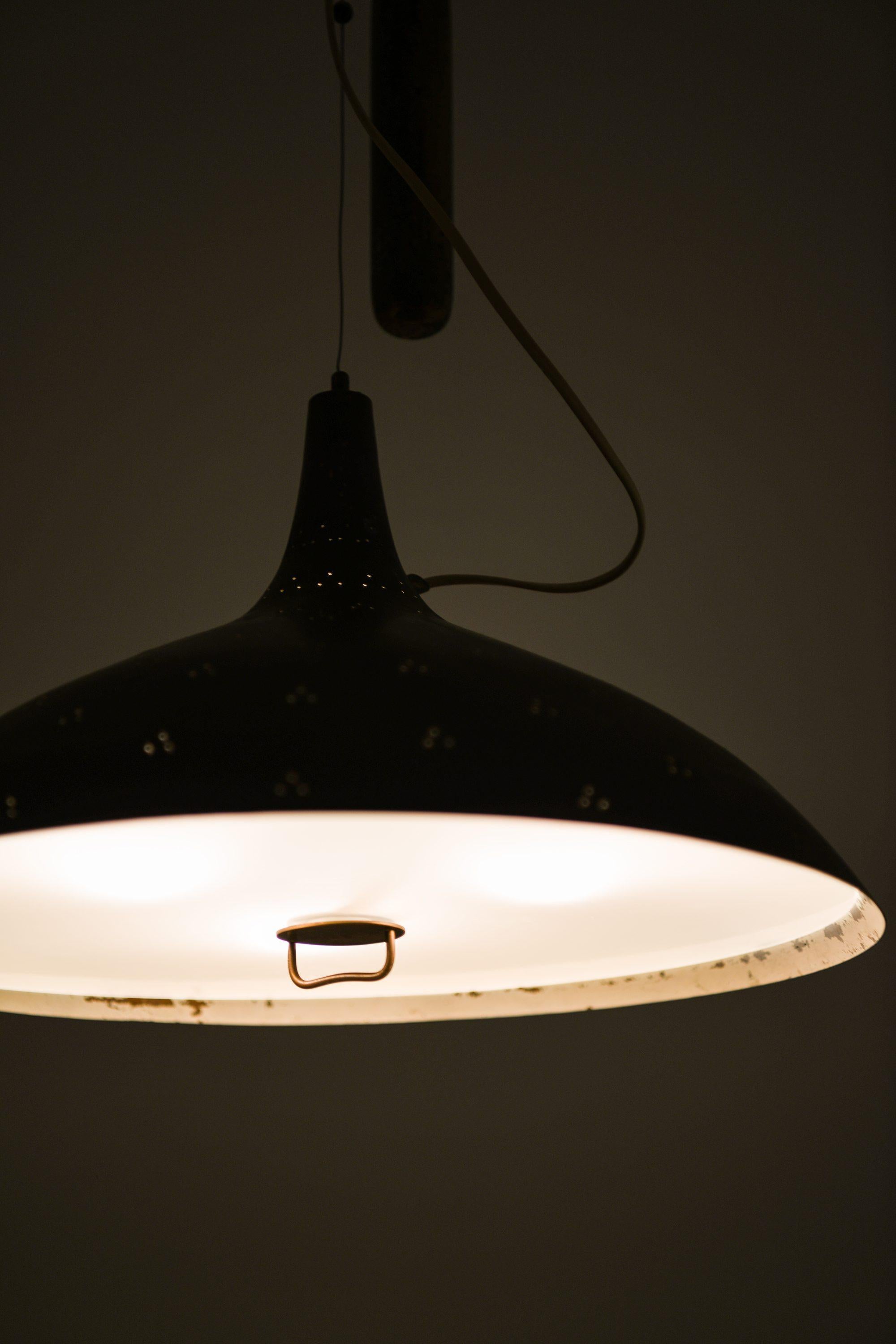Ottone Lampada da soffitto in ottone e vetro di Paavo Tynell, anni '50 in vendita