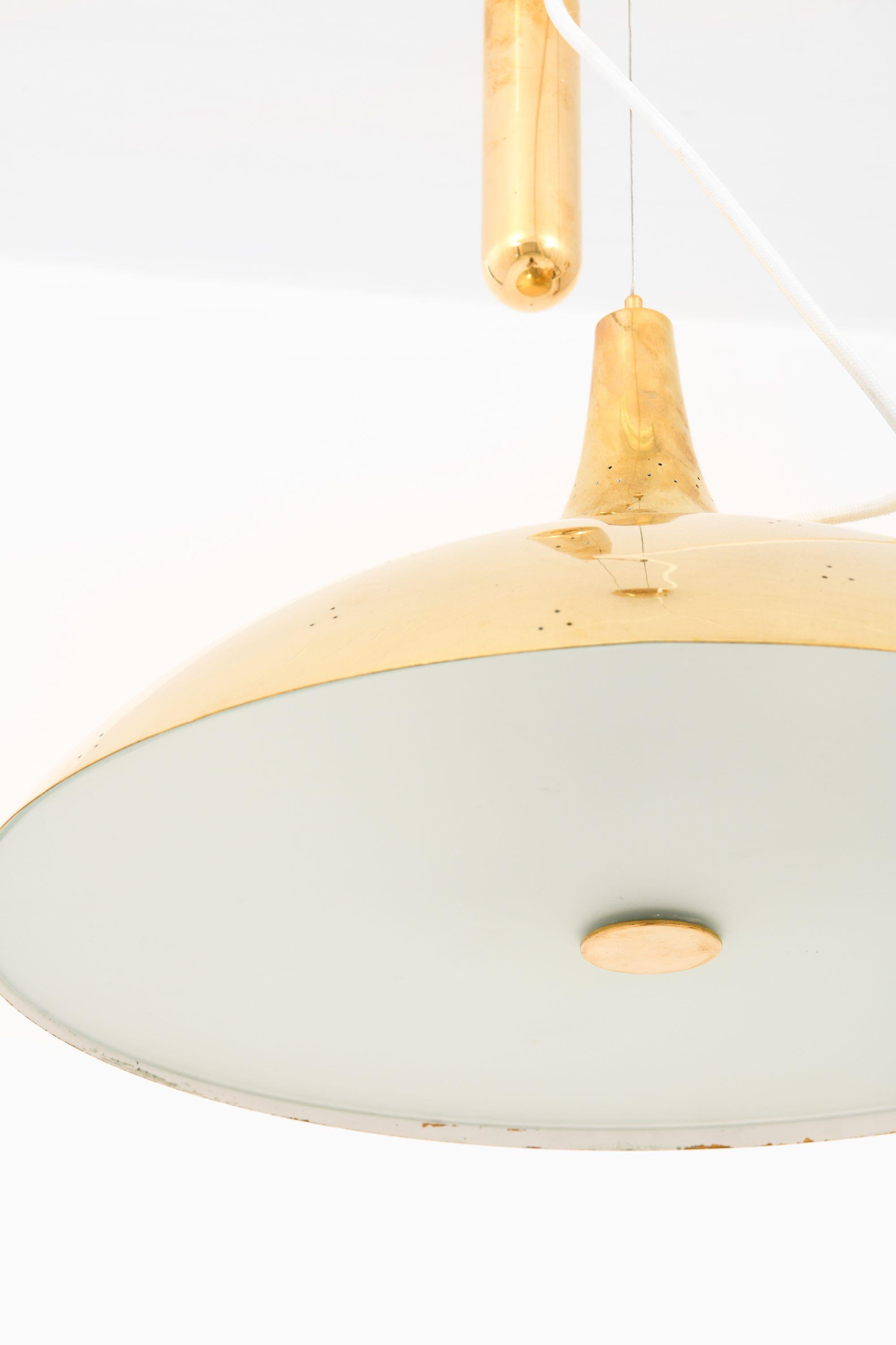 Ottone Lampada da soffitto in ottone e vetro di Paavo Tynell, anni '50 in vendita