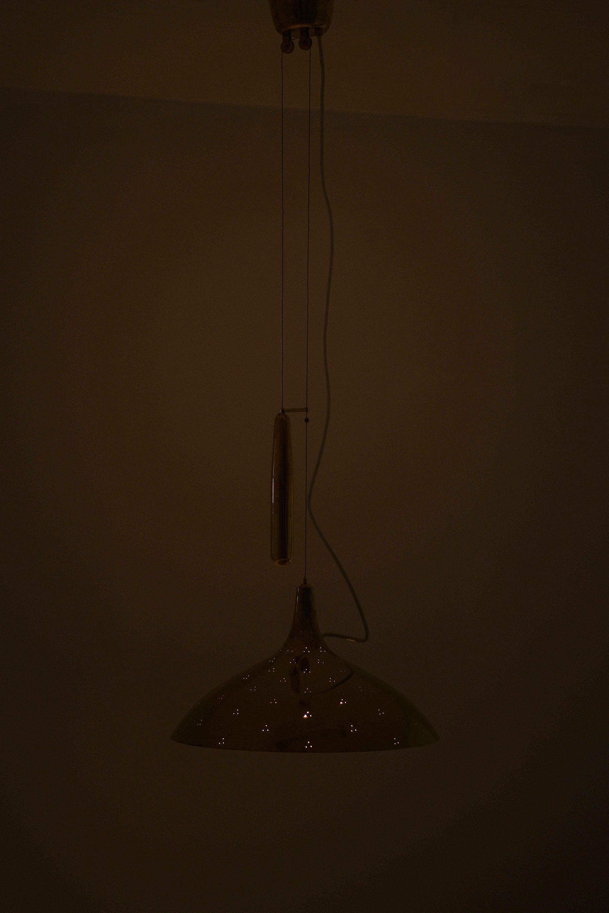 Lampada da soffitto in ottone e vetro di Paavo Tynell, anni '50 in vendita 2