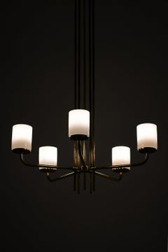 Lampada da soffitto in ottone e vetro opalino alla maniera di Paavo Tynell, anni '50