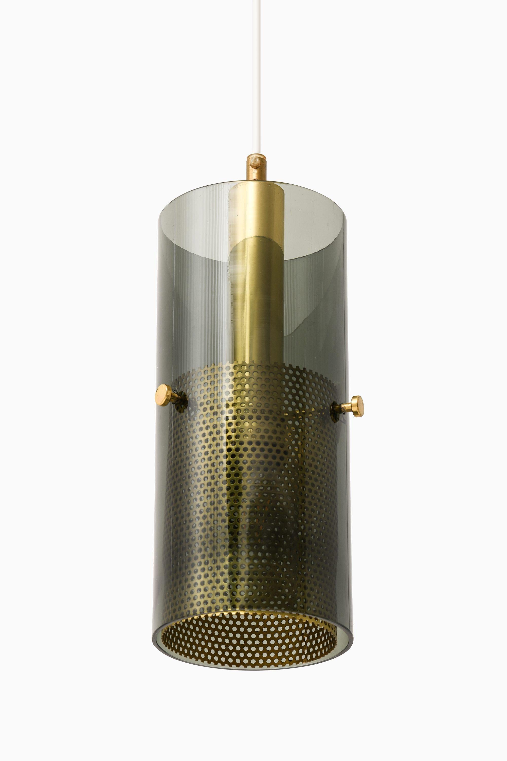 Mid-Century moderno Lampada da soffitto in ottone e vetro originale di Hans-Agne Jakobsson, anni '50 in vendita