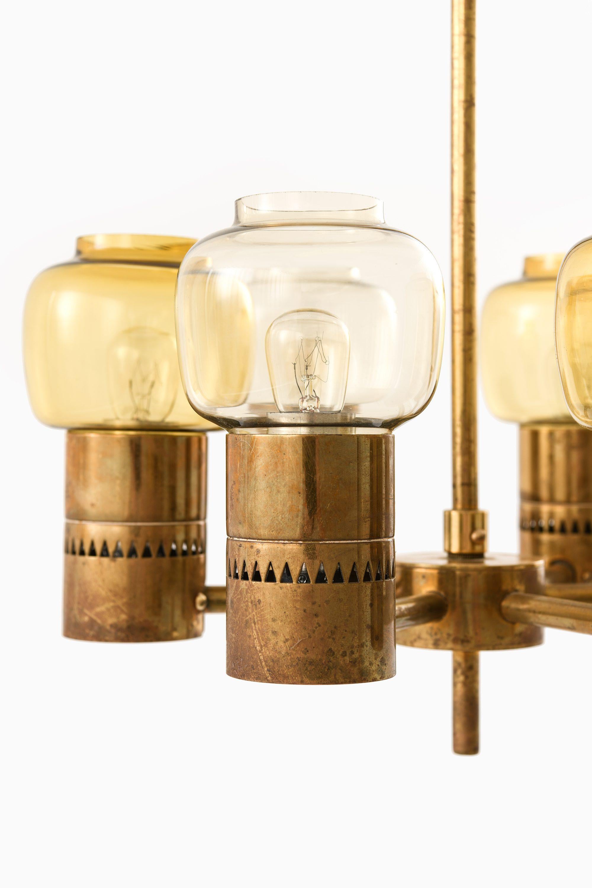Mid-Century moderno Lampada da soffitto in ottone e vetro originale di Hans-Agne Jakobsson, anni '50 in vendita