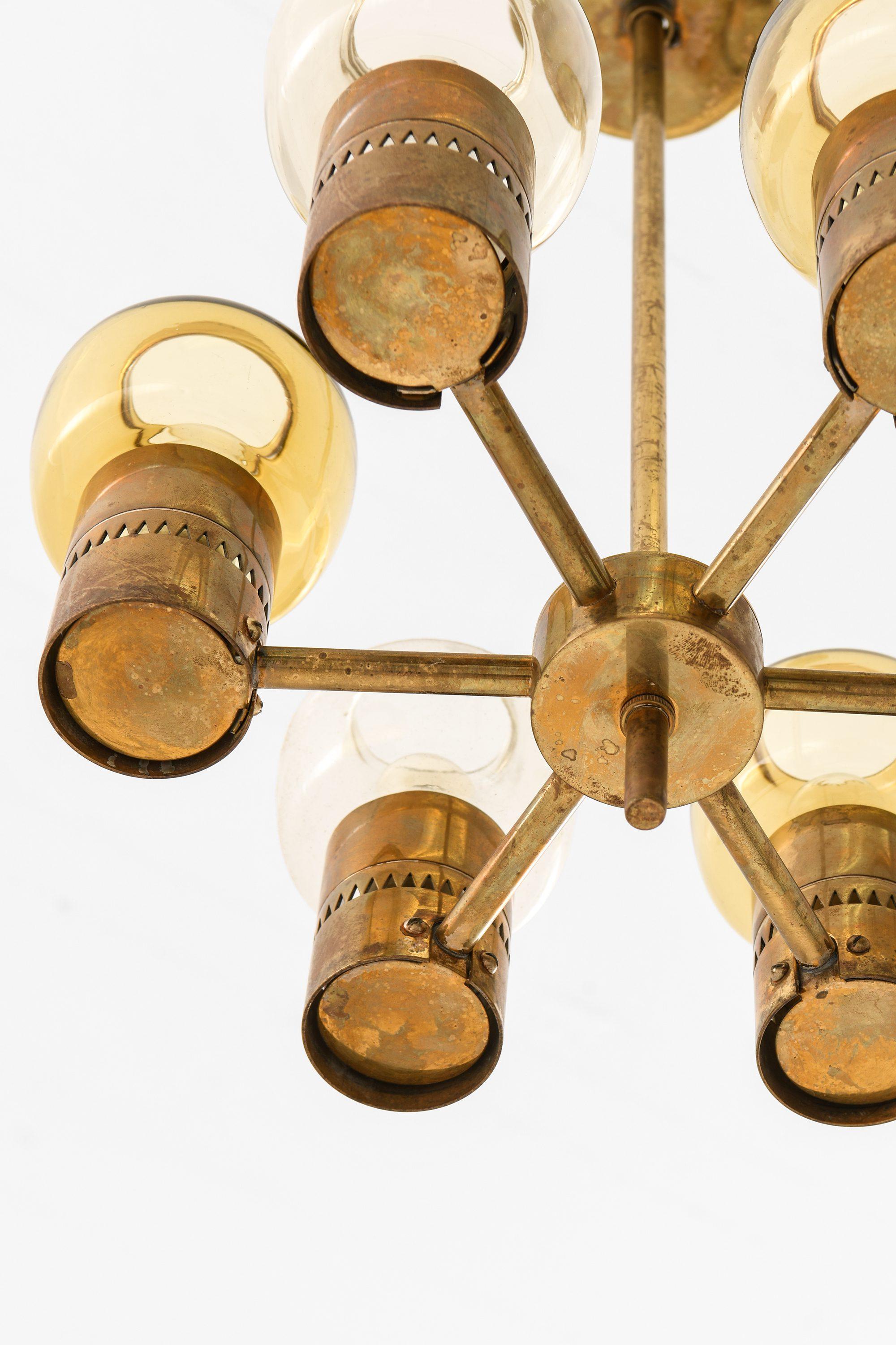 Lampada da soffitto in ottone e vetro originale di Hans-Agne Jakobsson, anni '50 In condizioni buone in vendita a Limhamn, Skåne län