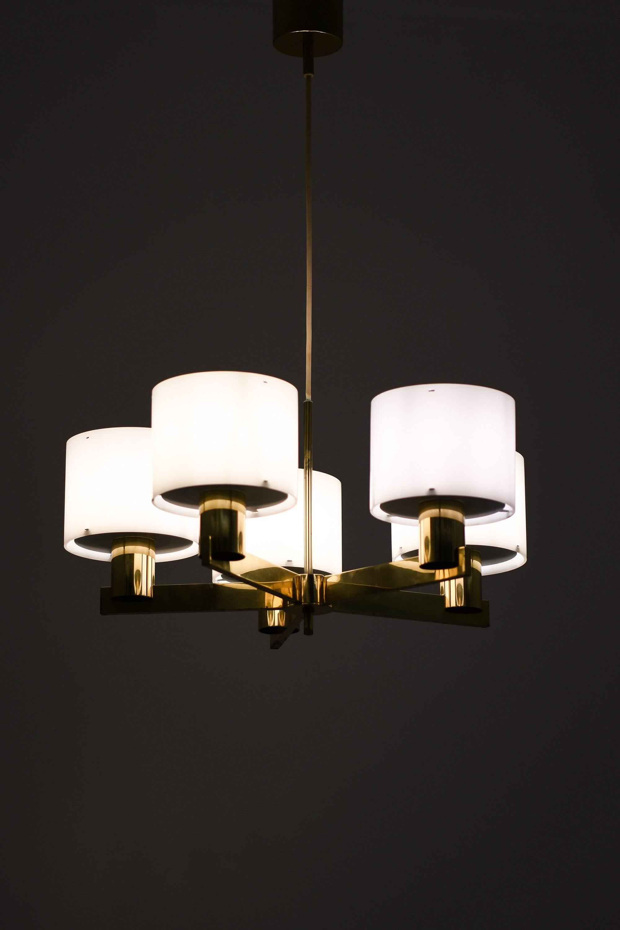 Lampada da soffitto in ottone e plexiglass di Hans-Agne Jakobsson, anni '60

Informazioni aggiuntive:
Materiale: Ottone e plexiglass
Stile: Metà secolo, Scandinavo
Prodotto da Hans-Agne Jakobsson AB a Markaryd, in Svezia.
Dimensioni (L. x P. x H.):