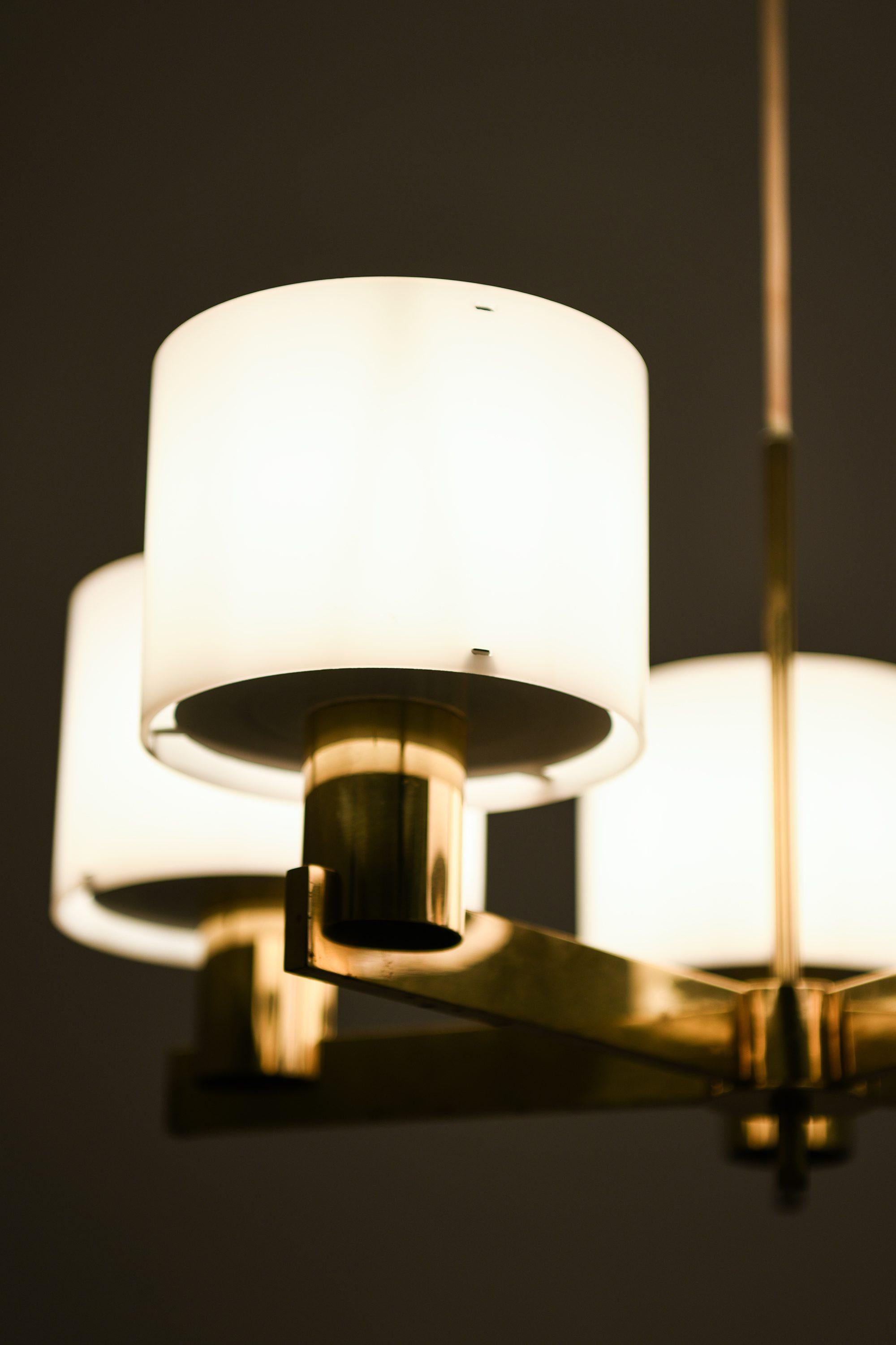 Scandinavo moderno Lampada da soffitto in ottone e plexiglass di Hans-Agne Jakobsson, anni '60 in vendita