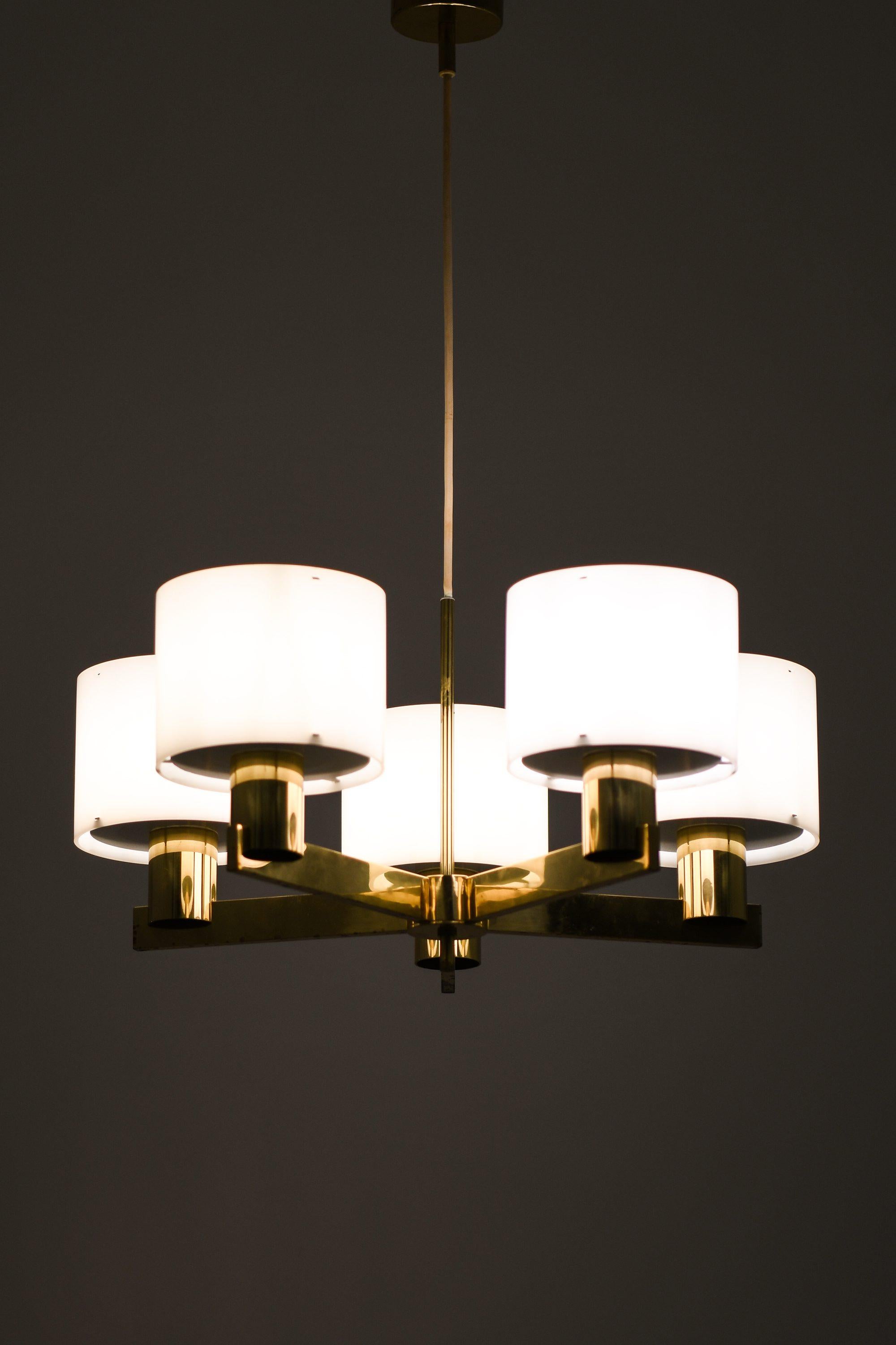 Svedese Lampada da soffitto in ottone e plexiglass di Hans-Agne Jakobsson, anni '60 in vendita