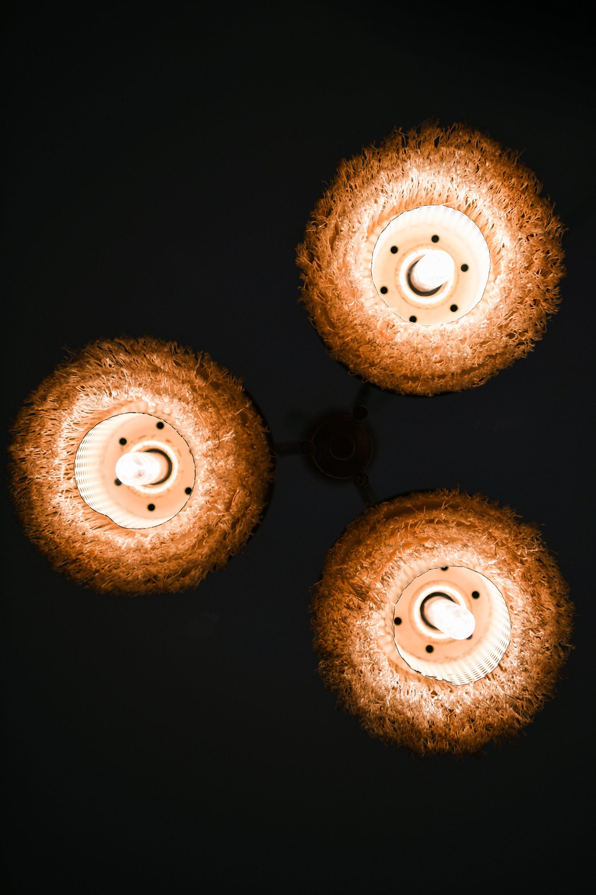 Lampada da soffitto in ottone e seta di Hans-Agne Jakobsson In condizioni buone in vendita a Limhamn, Skåne län