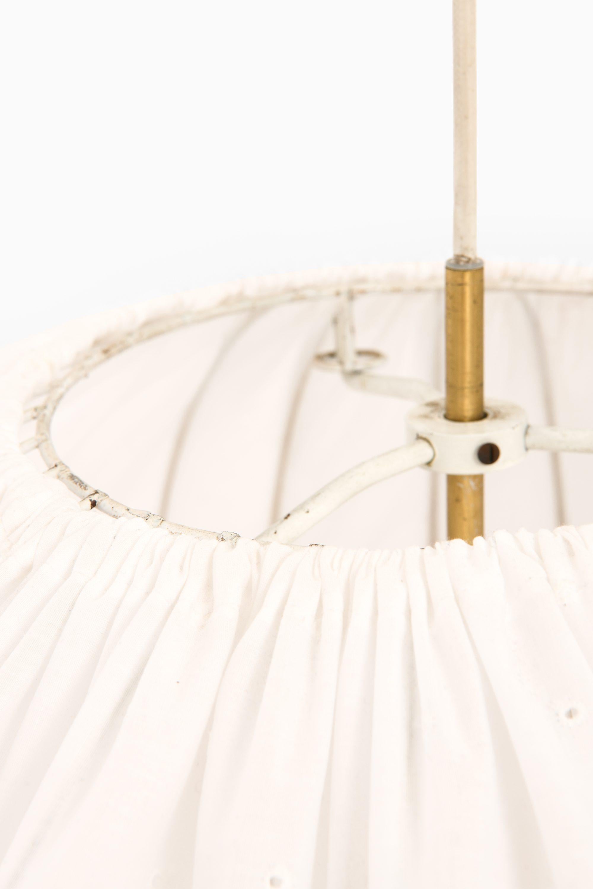 Scandinavo moderno Lampada da soffitto in ottone e tessuto bianco di Hans-Agne Jakobsson, anni '60 in vendita
