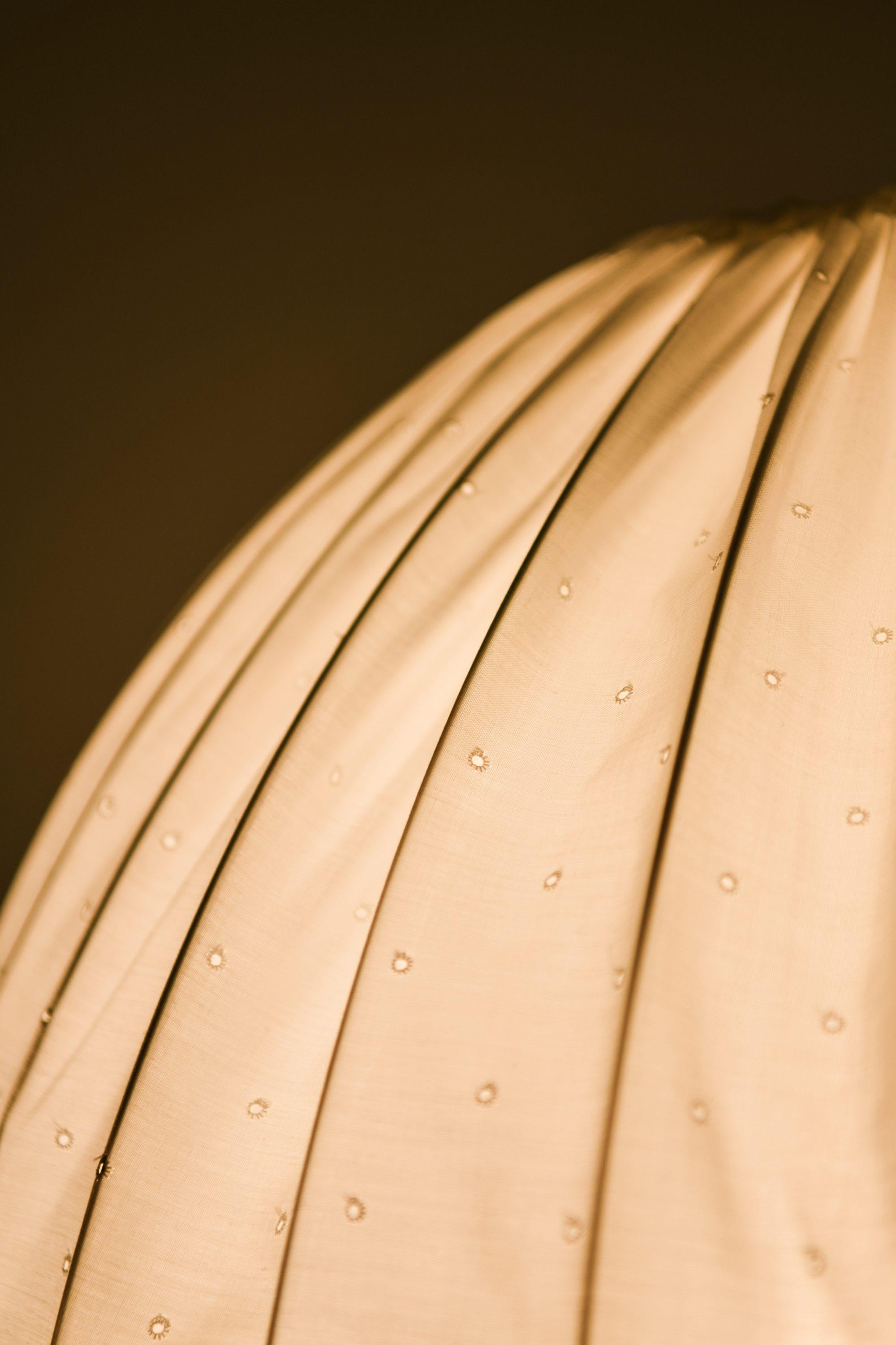 Svedese Lampada da soffitto in ottone e tessuto bianco di Hans-Agne Jakobsson, anni '60 in vendita