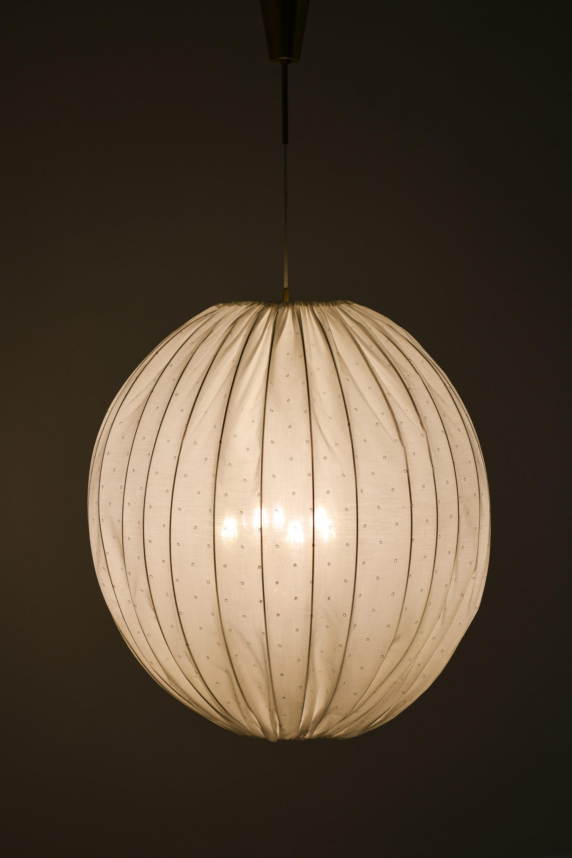 Lampada da soffitto in ottone e tessuto bianco di Hans-Agne Jakobsson, anni '60 In condizioni buone in vendita a Limhamn, Skåne län