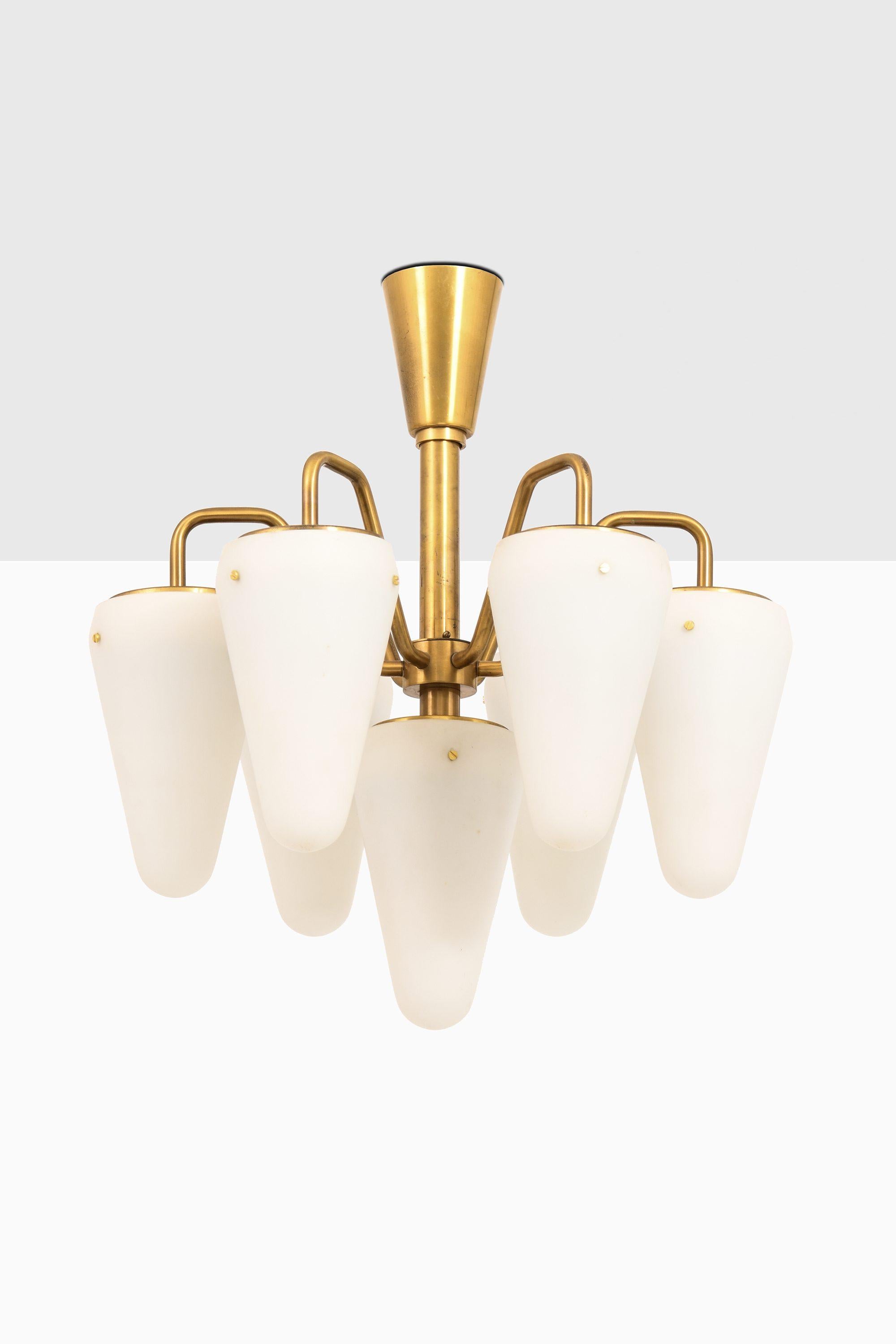 Lampada da soffitto in ottone e vetro opalino bianco di Hans-Agne Jakobsson, anni '50

Informazioni aggiuntive:
Materiale: Ottone, vetro opalino bianco
Stile: Metà secolo, Scandinavo
Prodotto da Arnold Wiig Fabrikker (AWF) in Norvegia.
Dimensioni