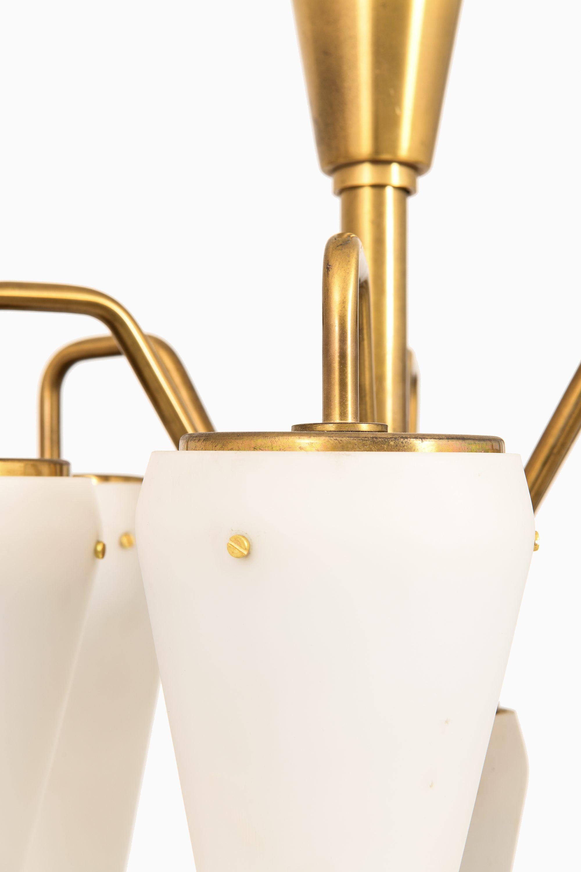 Scandinavo moderno Lampada da soffitto in ottone e vetro opalino bianco di Hans-Agne Jakobsson, anni '50 in vendita
