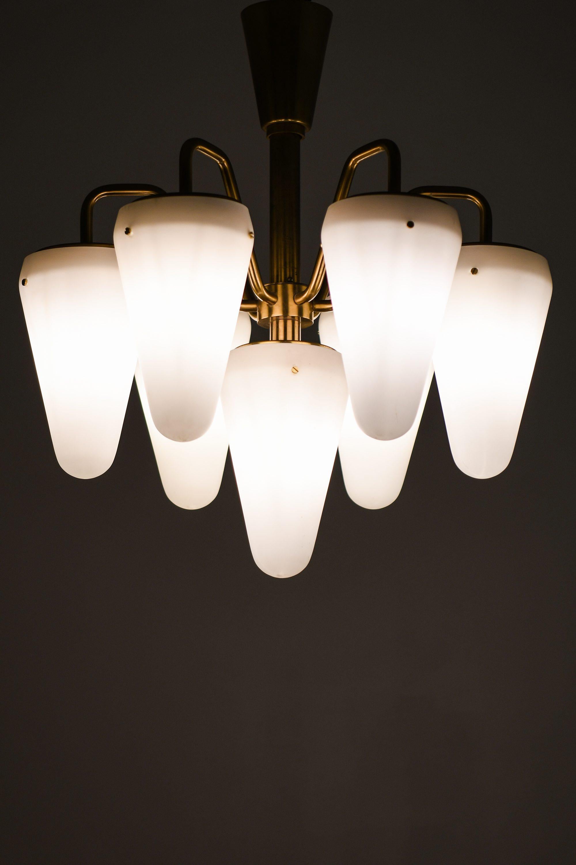 Norvegese Lampada da soffitto in ottone e vetro opalino bianco di Hans-Agne Jakobsson, anni '50 in vendita