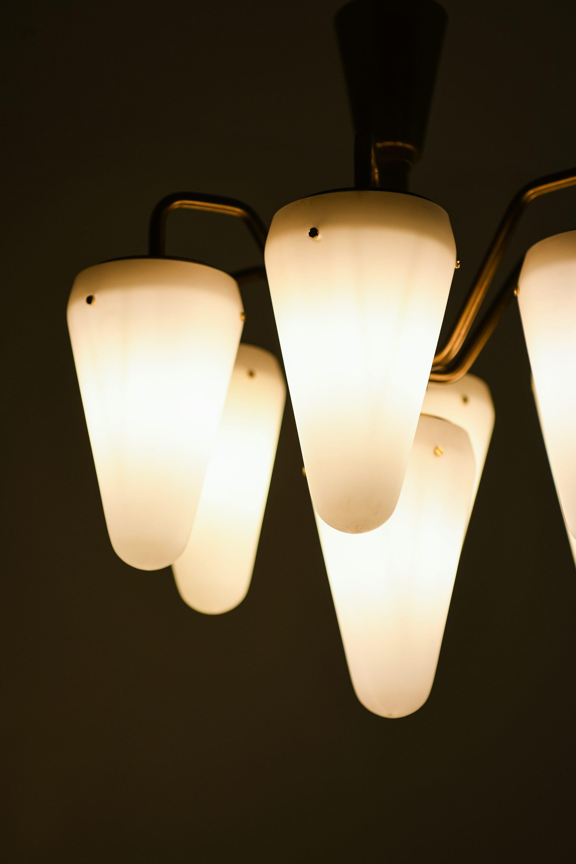 Lampada da soffitto in ottone e vetro opalino bianco di Hans-Agne Jakobsson, anni '50 In condizioni buone in vendita a Limhamn, Skåne län