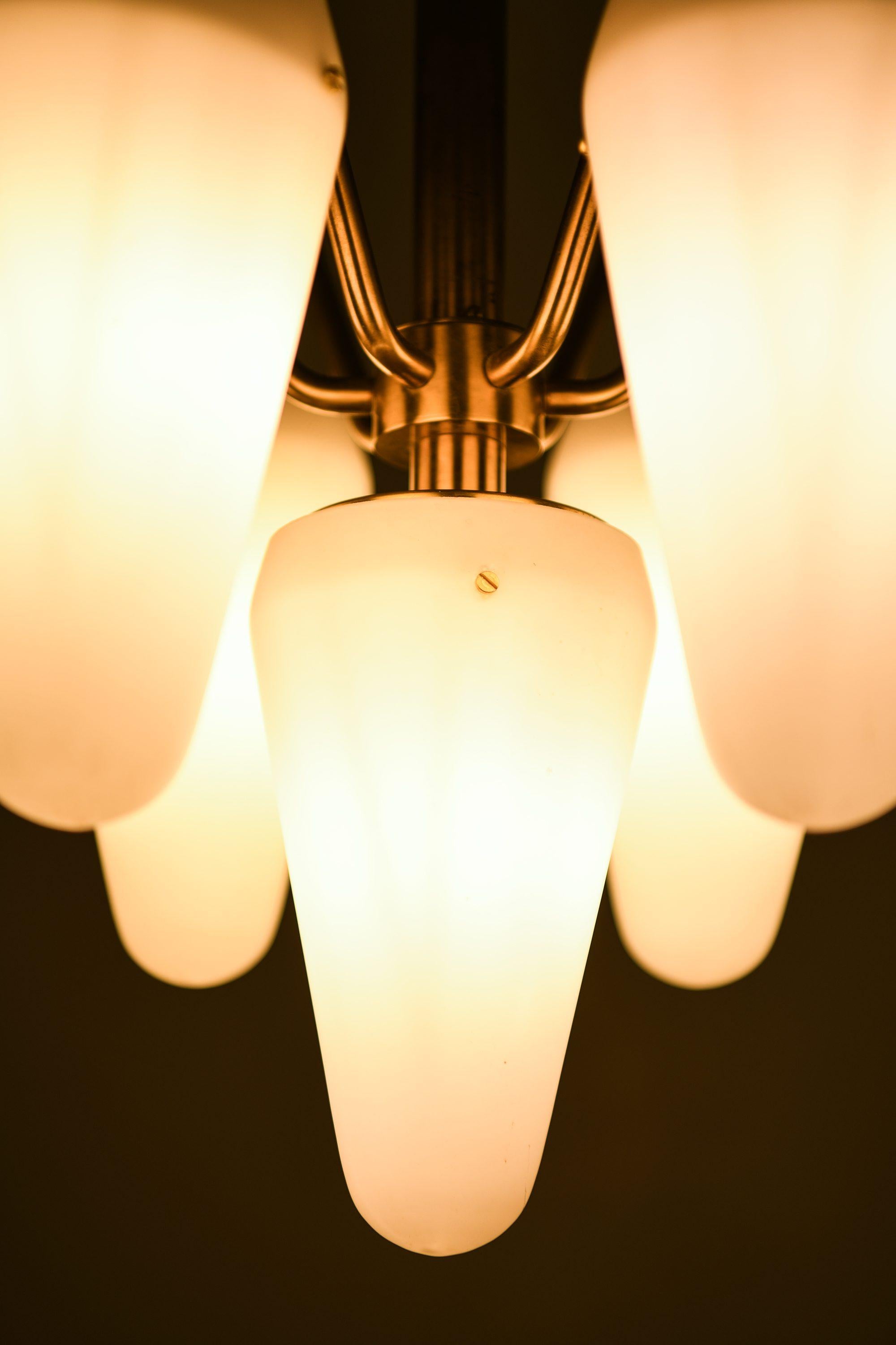 XX secolo Lampada da soffitto in ottone e vetro opalino bianco di Hans-Agne Jakobsson, anni '50 in vendita