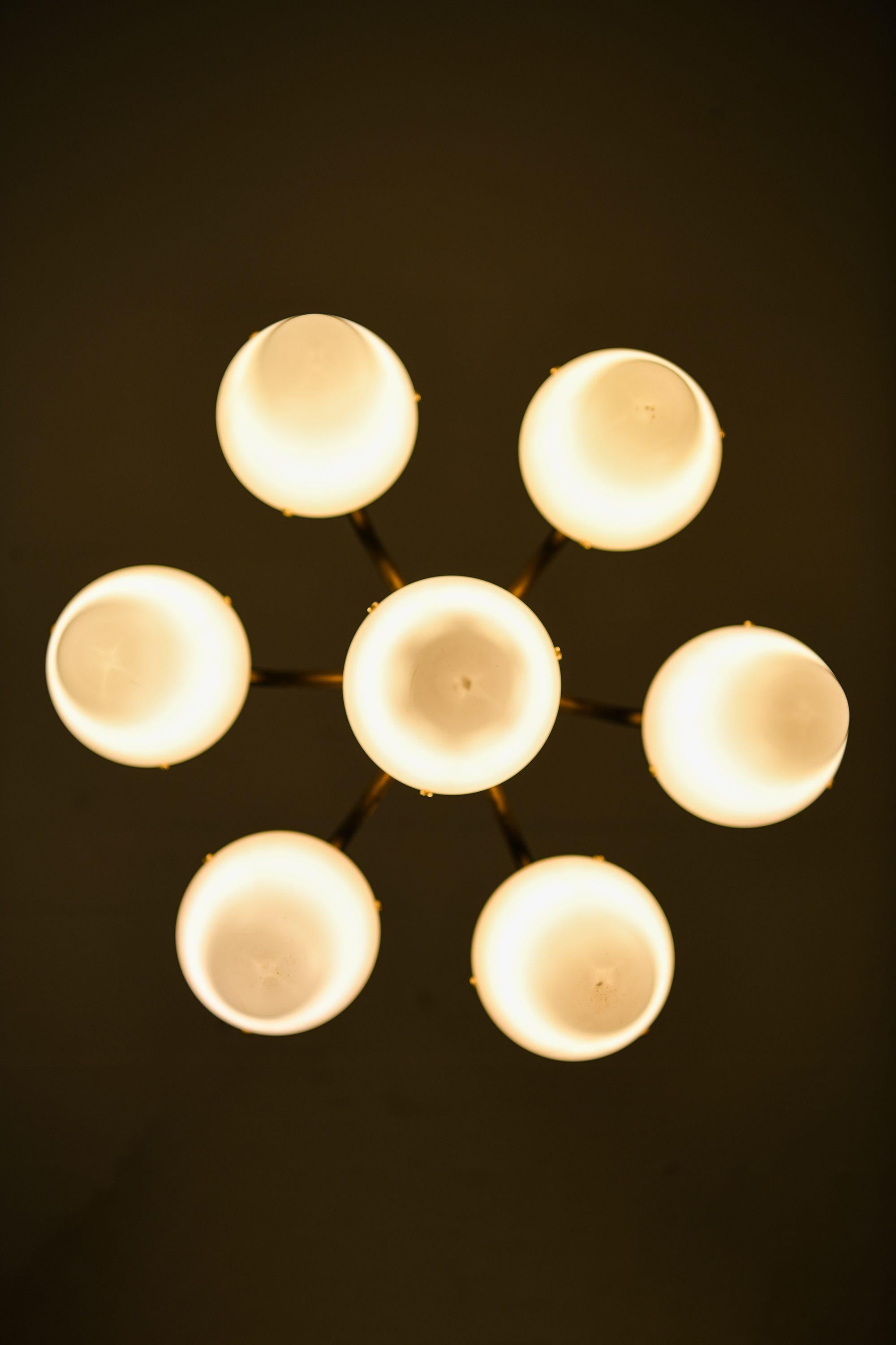 Ottone Lampada da soffitto in ottone e vetro opalino bianco di Hans-Agne Jakobsson, anni '50 in vendita