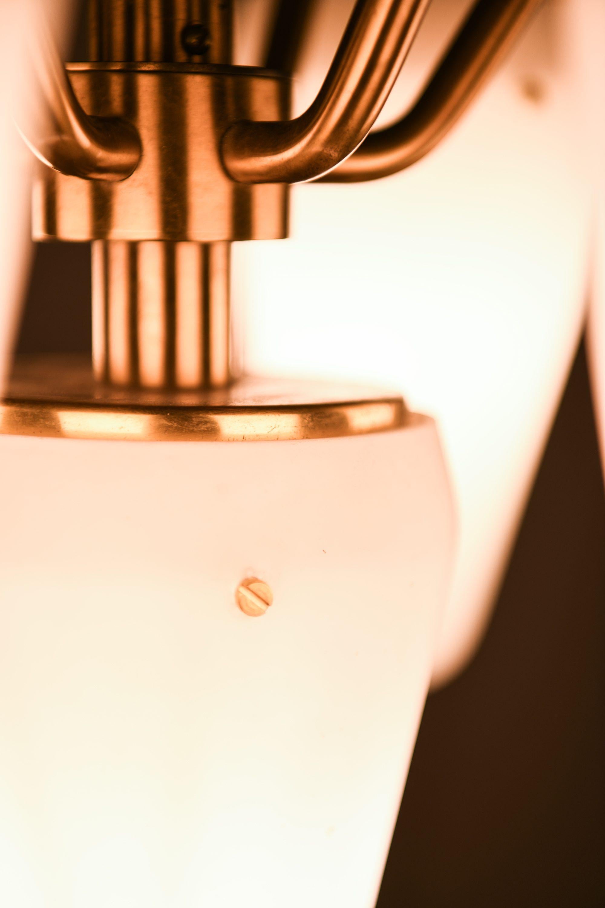 Lampada da soffitto in ottone e vetro opalino bianco di Hans-Agne Jakobsson, anni '50 in vendita 1