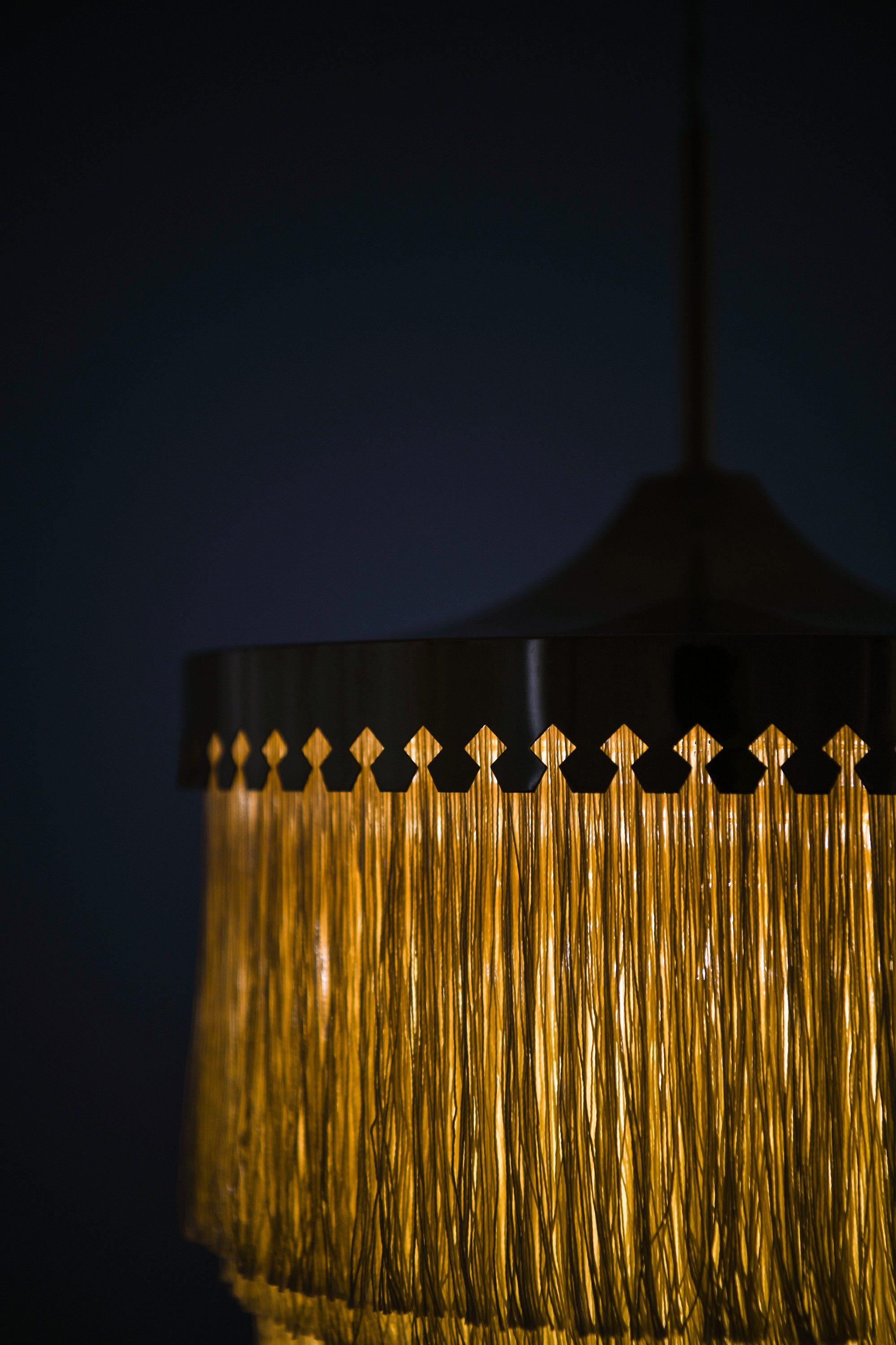 XX secolo Lampada da soffitto in ottone con frange di seta di Hans-Agne Jakobsson, 1965 in vendita